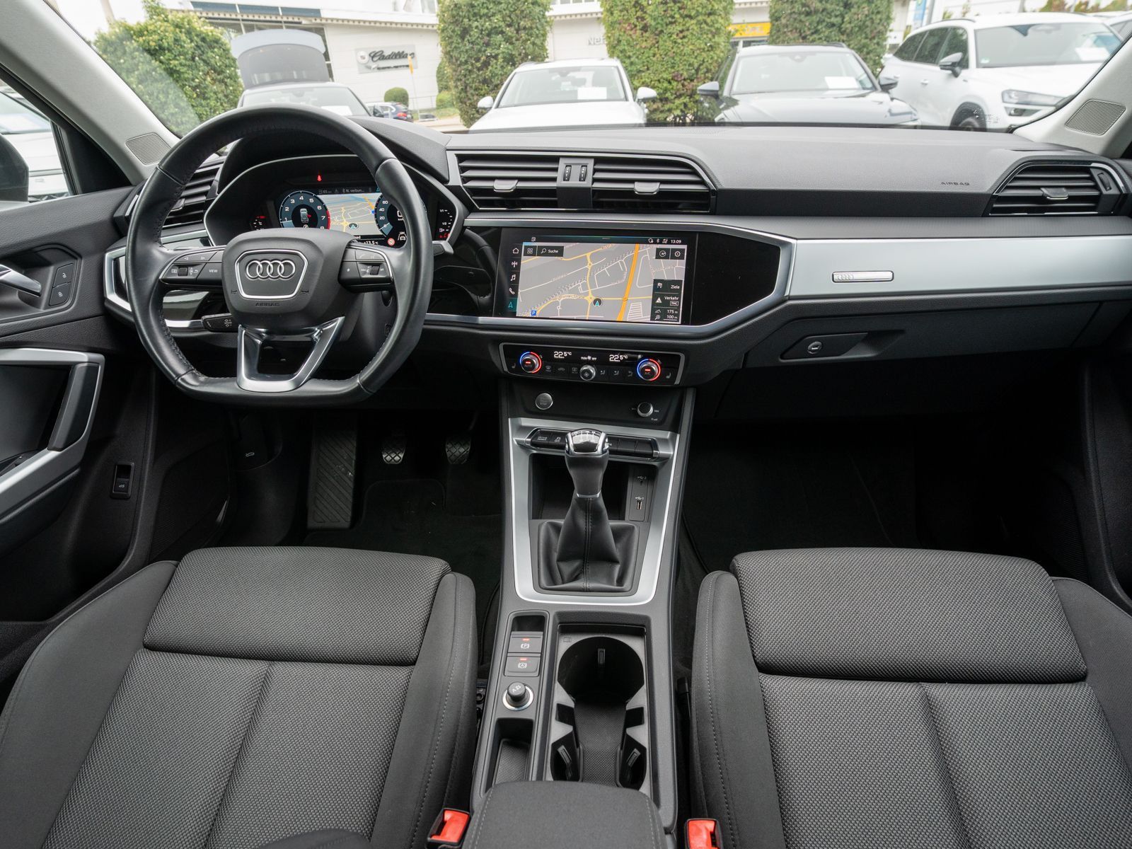 Fahrzeugabbildung Audi Q3 S line 35 TFSI NAVI LED STDHZ PDC SHZ VC