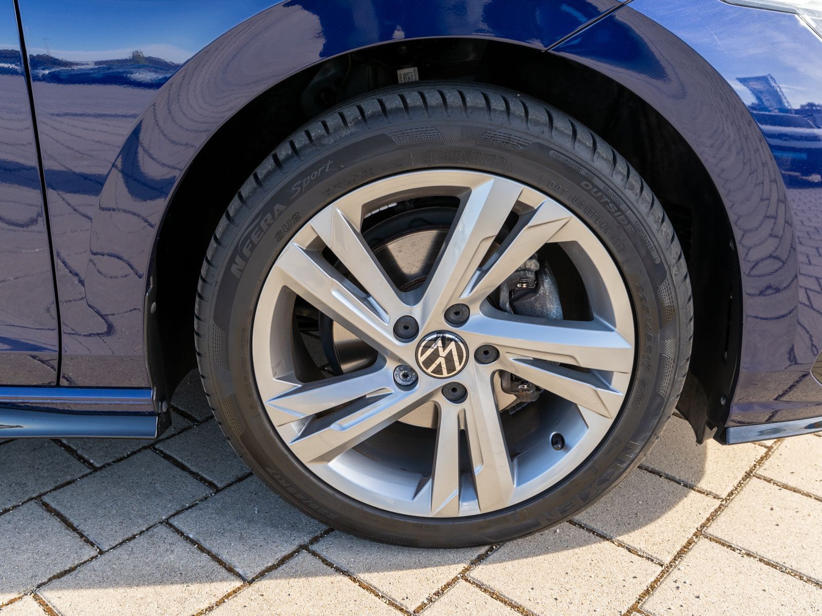 Fahrzeugabbildung Volkswagen Golf R-Line 1.5 TSI DSG LED Navi AHK ACC RFK