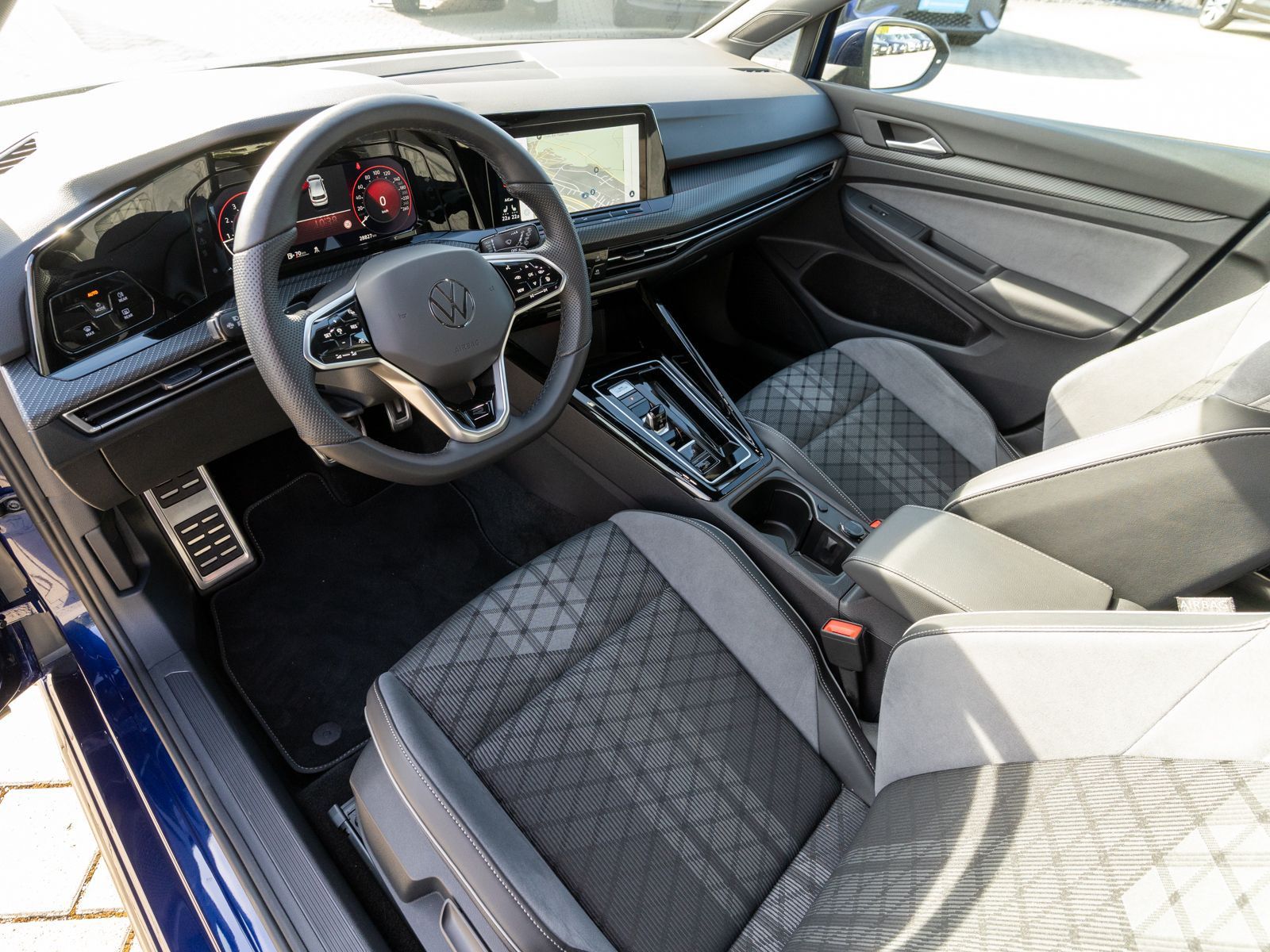 Fahrzeugabbildung Volkswagen Golf R-Line 1.5 TSI DSG LED Navi AHK ACC RFK
