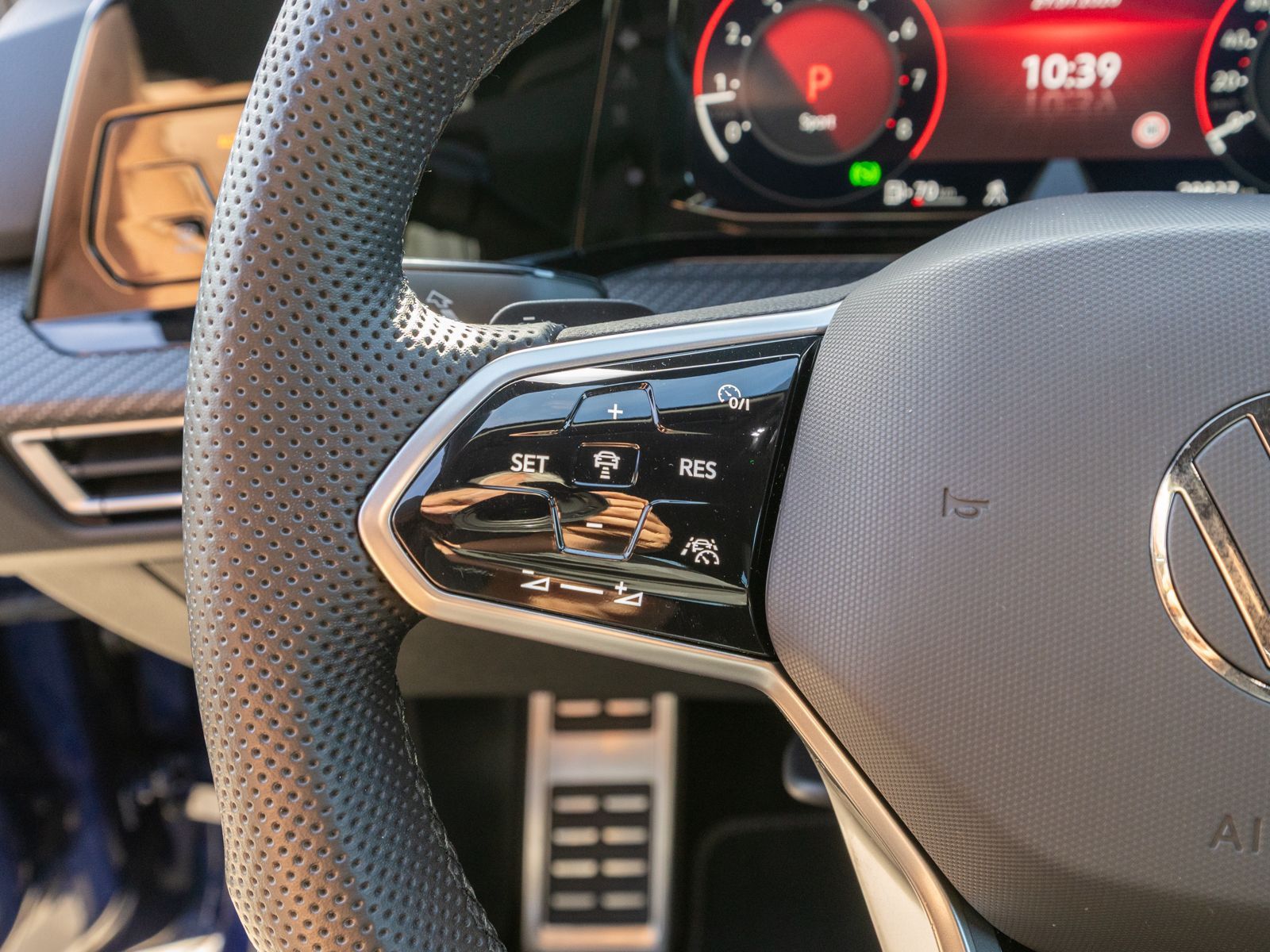Fahrzeugabbildung Volkswagen Golf R-Line 1.5 TSI DSG LED Navi AHK ACC RFK