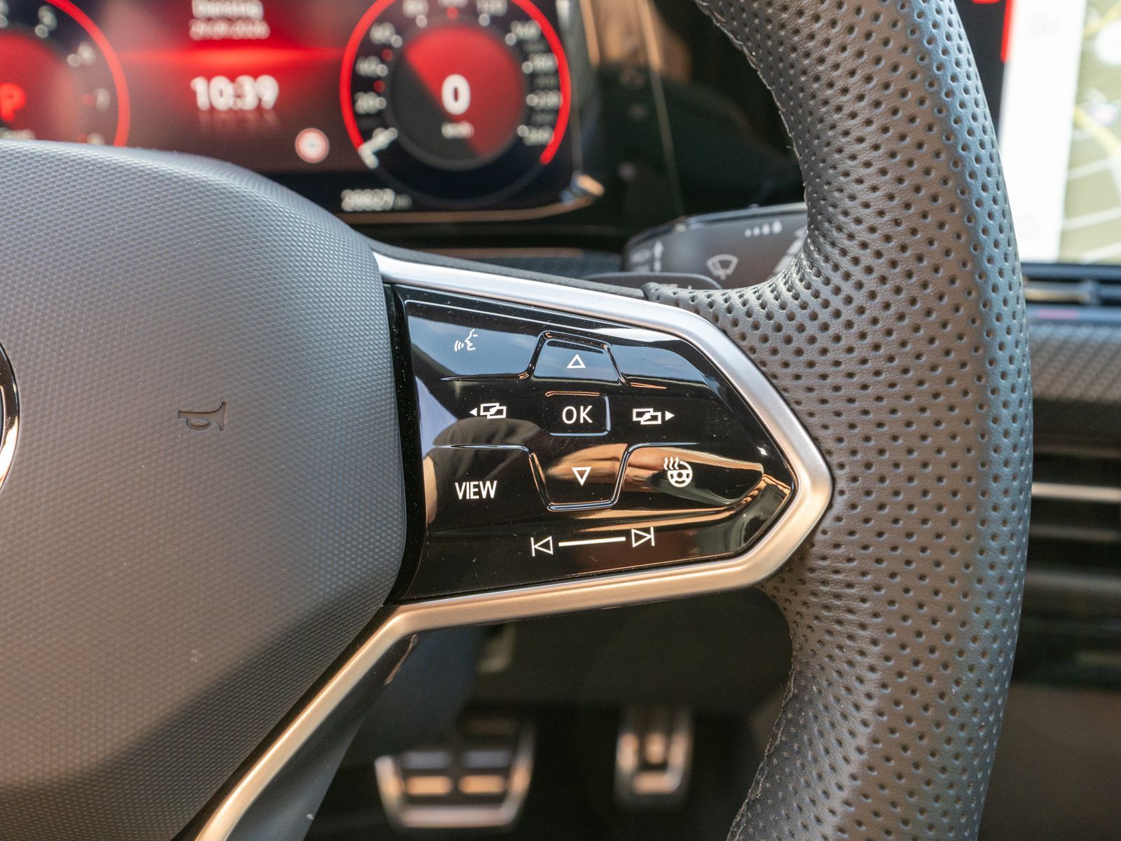Fahrzeugabbildung Volkswagen Golf R-Line 1.5 TSI DSG LED Navi AHK ACC RFK