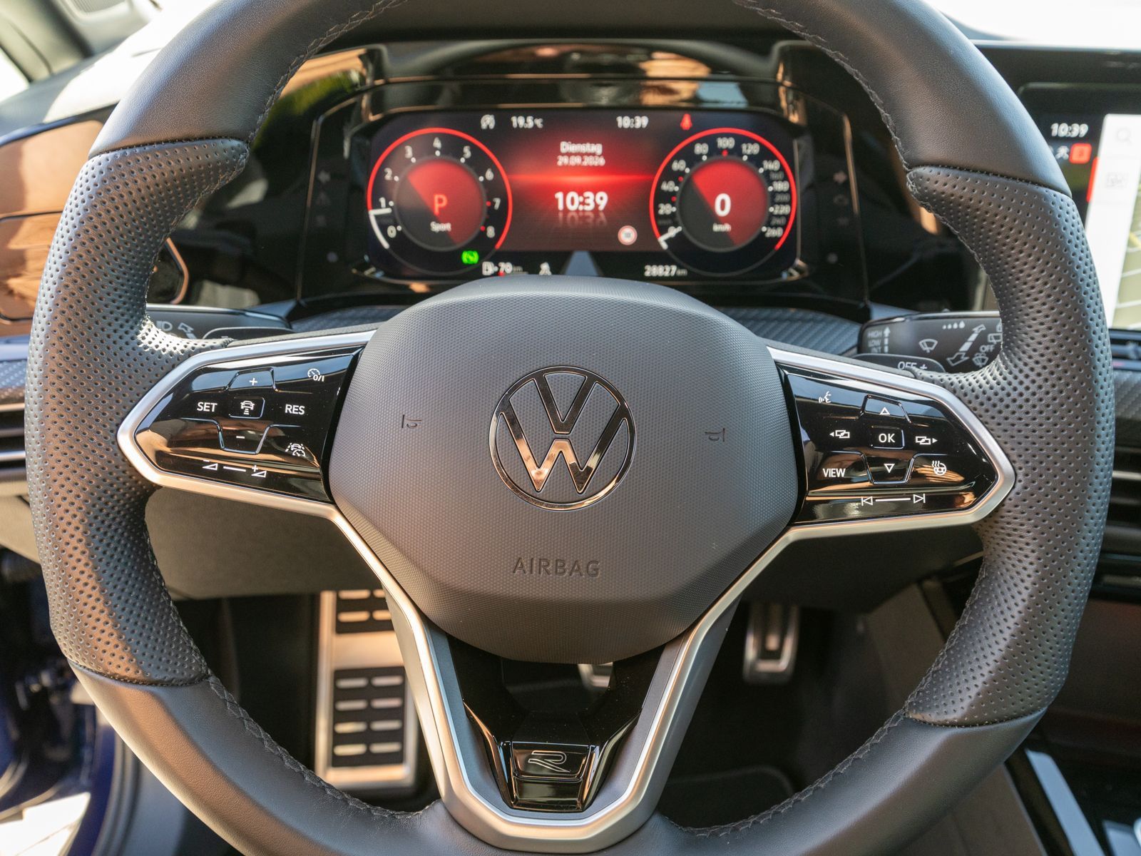Fahrzeugabbildung Volkswagen Golf R-Line 1.5 TSI DSG LED Navi AHK ACC RFK