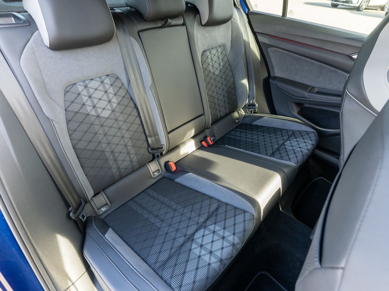 Fahrzeugabbildung Volkswagen Golf R-Line 1.5 TSI DSG LED Navi AHK ACC RFK