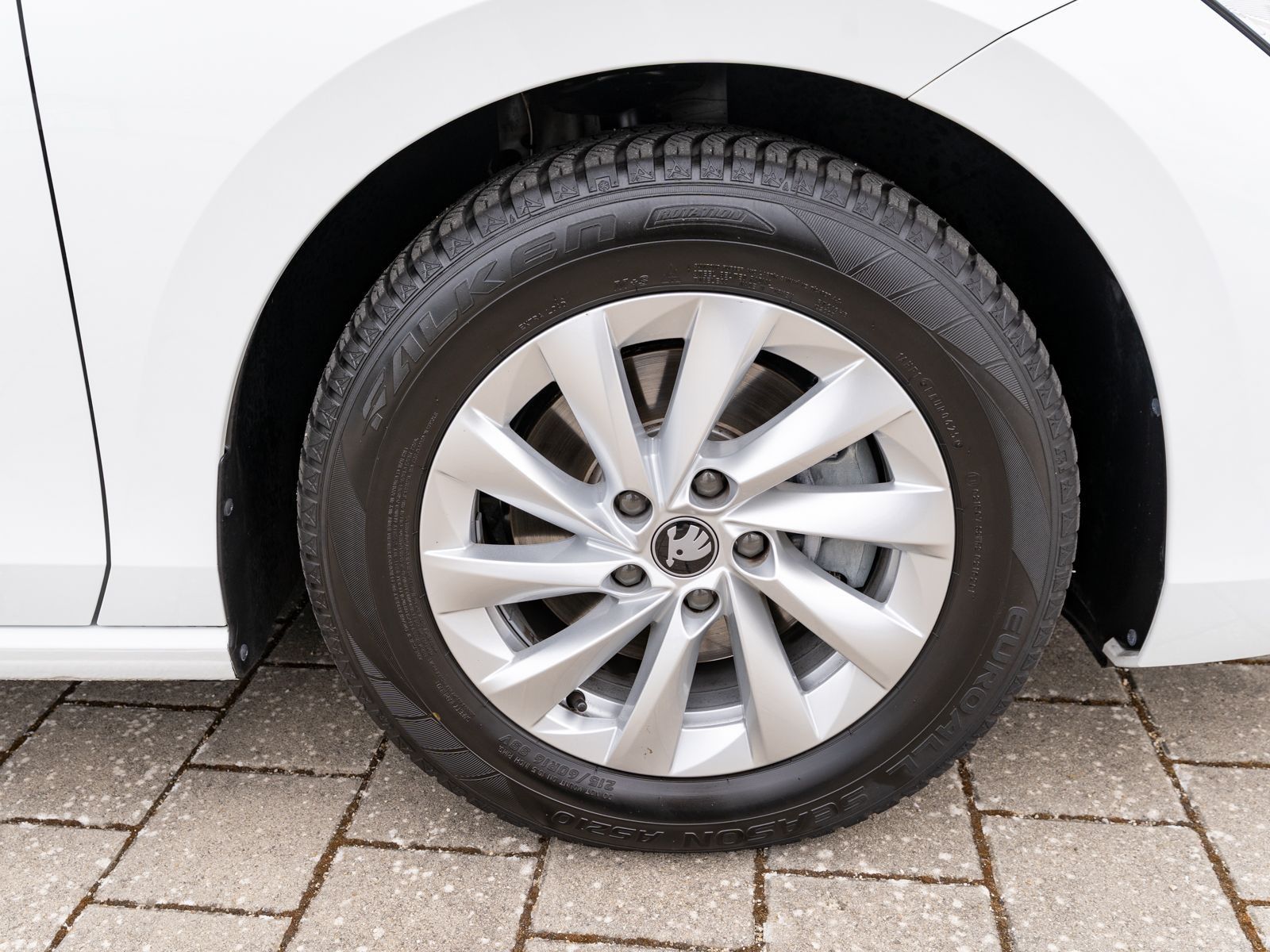 Fahrzeugabbildung SKODA Superb Combi Essence 2.0TDI LED Navi AHK RFK SHZ