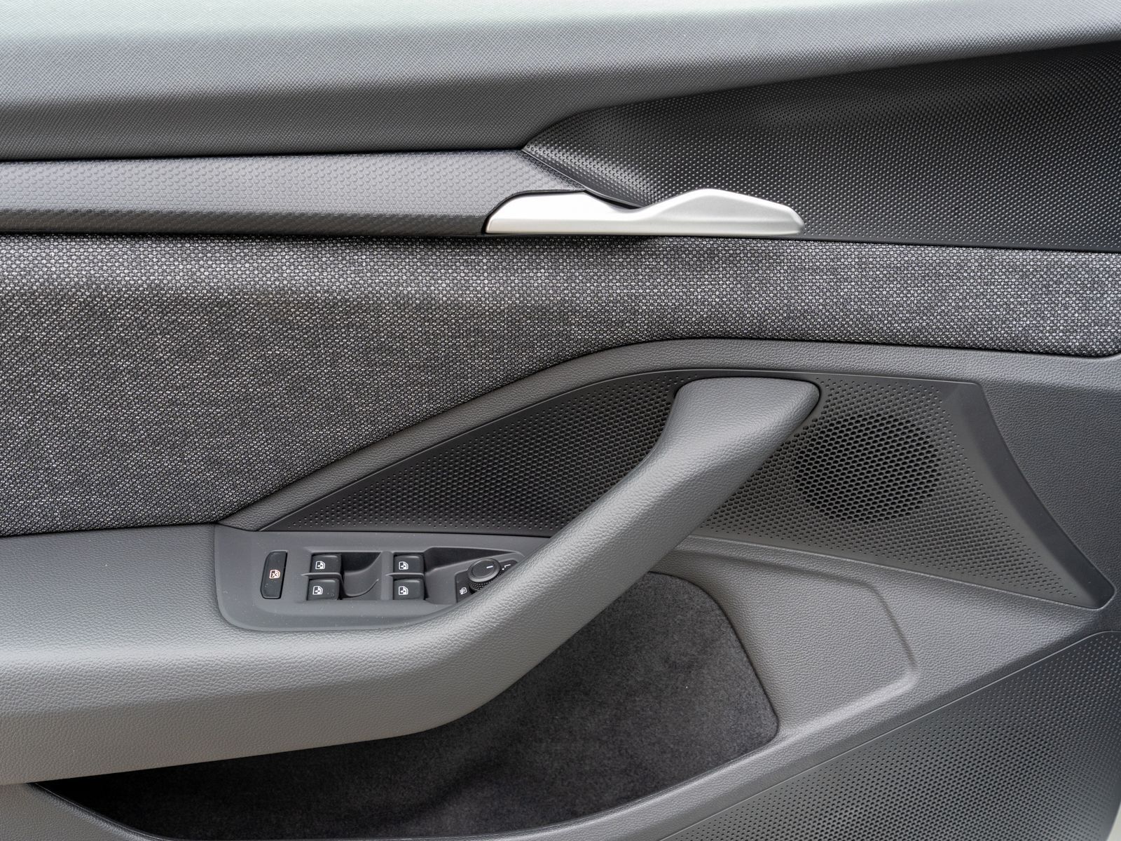Fahrzeugabbildung SKODA Superb Combi Essence 2.0TDI LED Navi AHK RFK SHZ