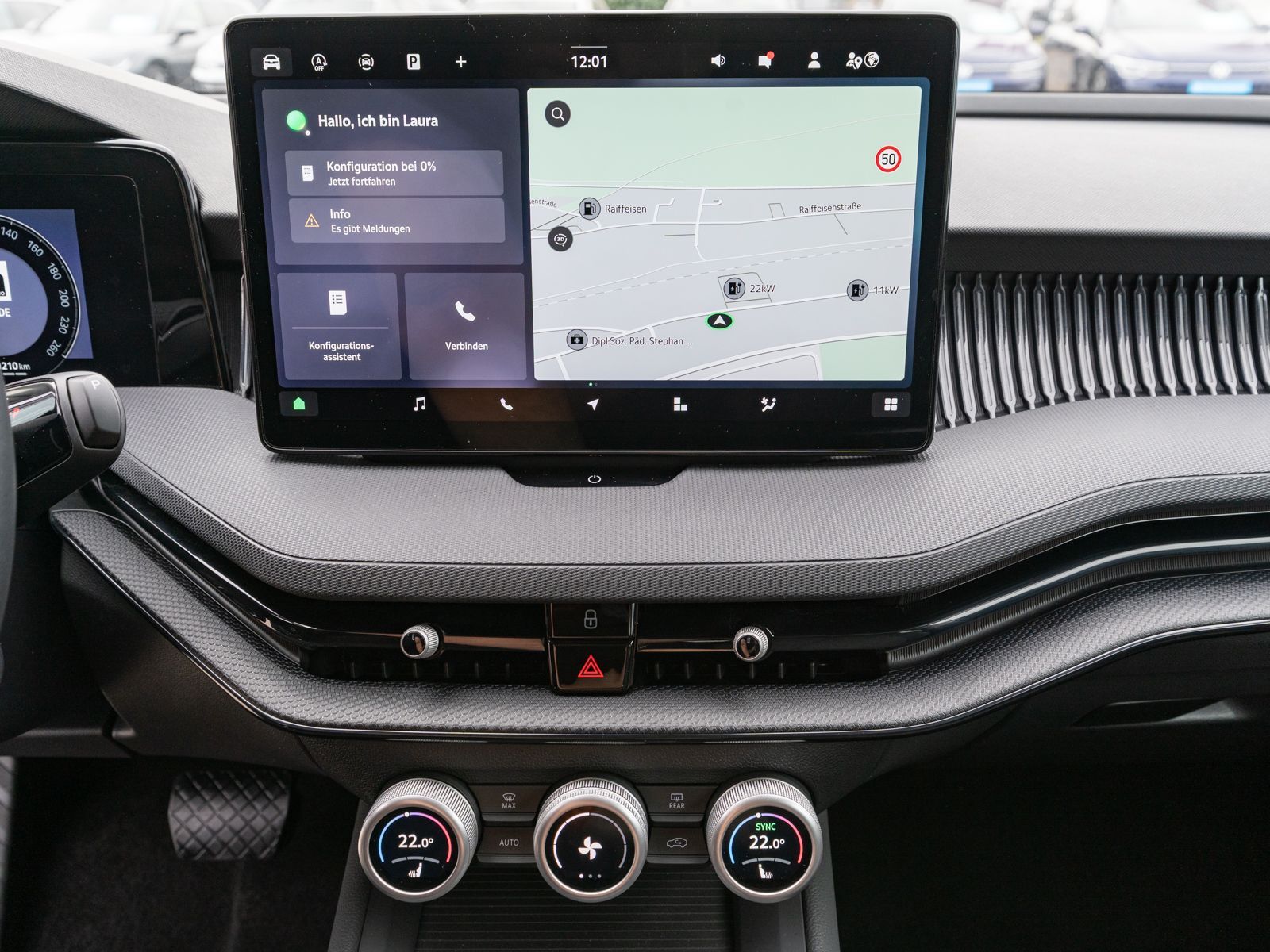 Fahrzeugabbildung SKODA Superb Combi Essence 2.0TDI LED Navi AHK RFK SHZ