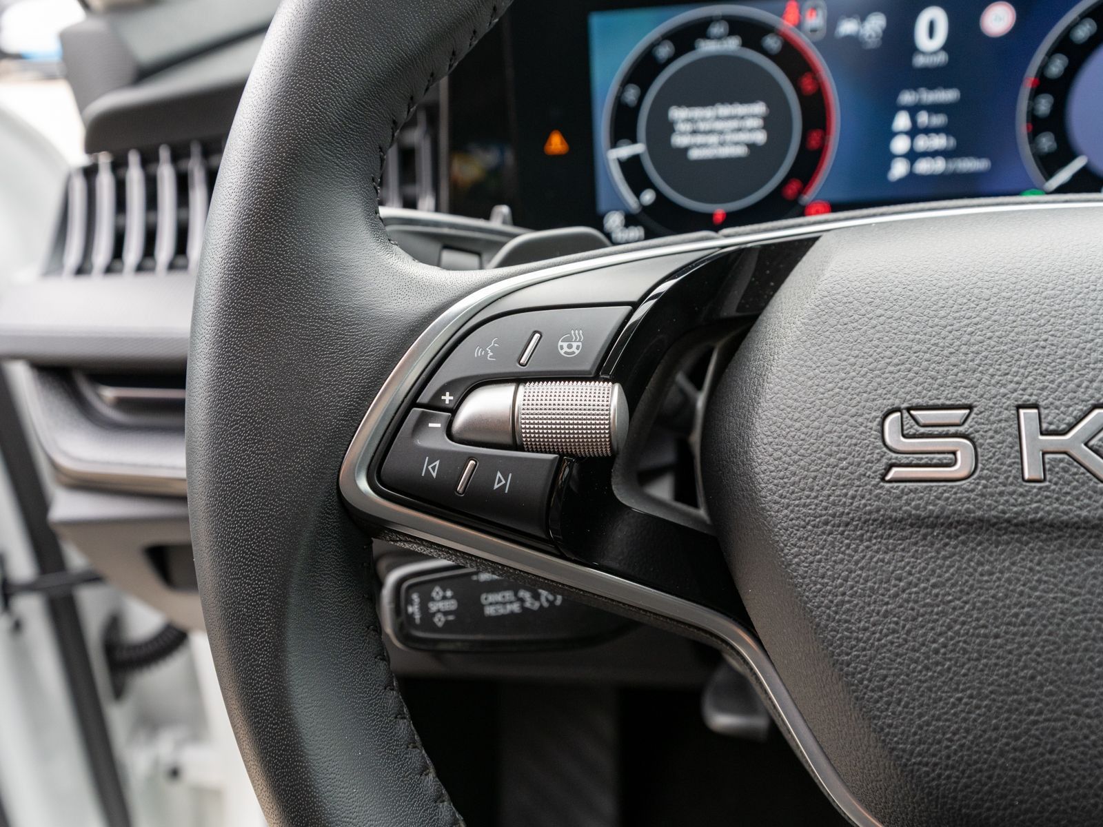 Fahrzeugabbildung SKODA Superb Combi Essence 2.0TDI LED Navi AHK RFK SHZ