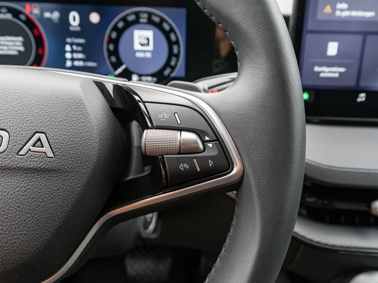Fahrzeugabbildung SKODA Superb Combi Essence 2.0TDI LED Navi AHK RFK SHZ