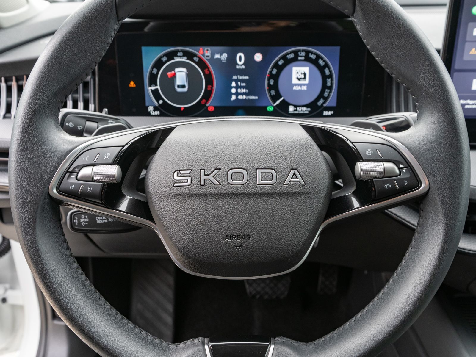 Fahrzeugabbildung SKODA Superb Combi Essence 2.0TDI LED Navi AHK RFK SHZ