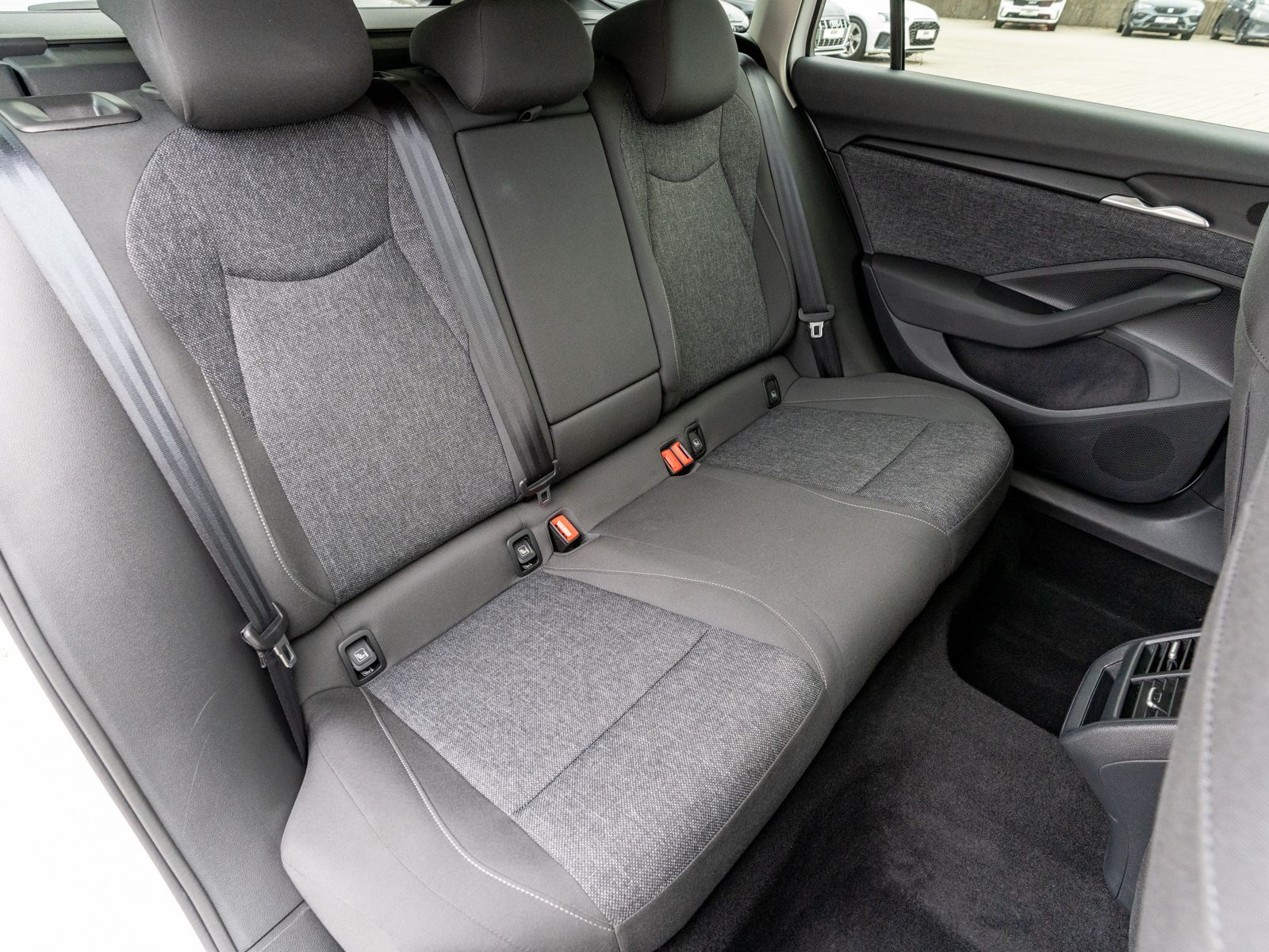 Fahrzeugabbildung SKODA Superb Combi Essence 2.0TDI LED Navi AHK RFK SHZ