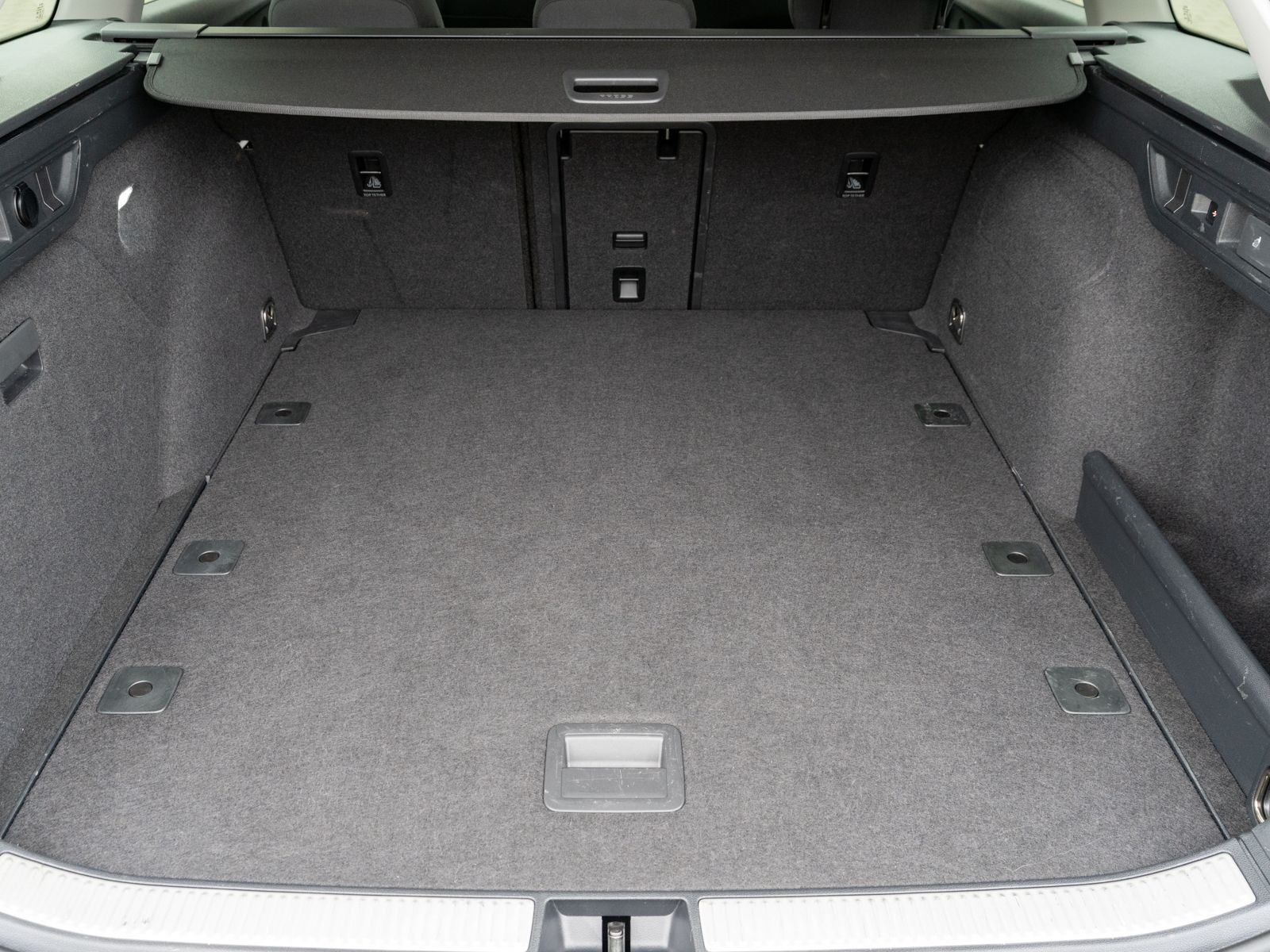 Fahrzeugabbildung SKODA Superb Combi Essence 2.0TDI LED Navi AHK RFK SHZ