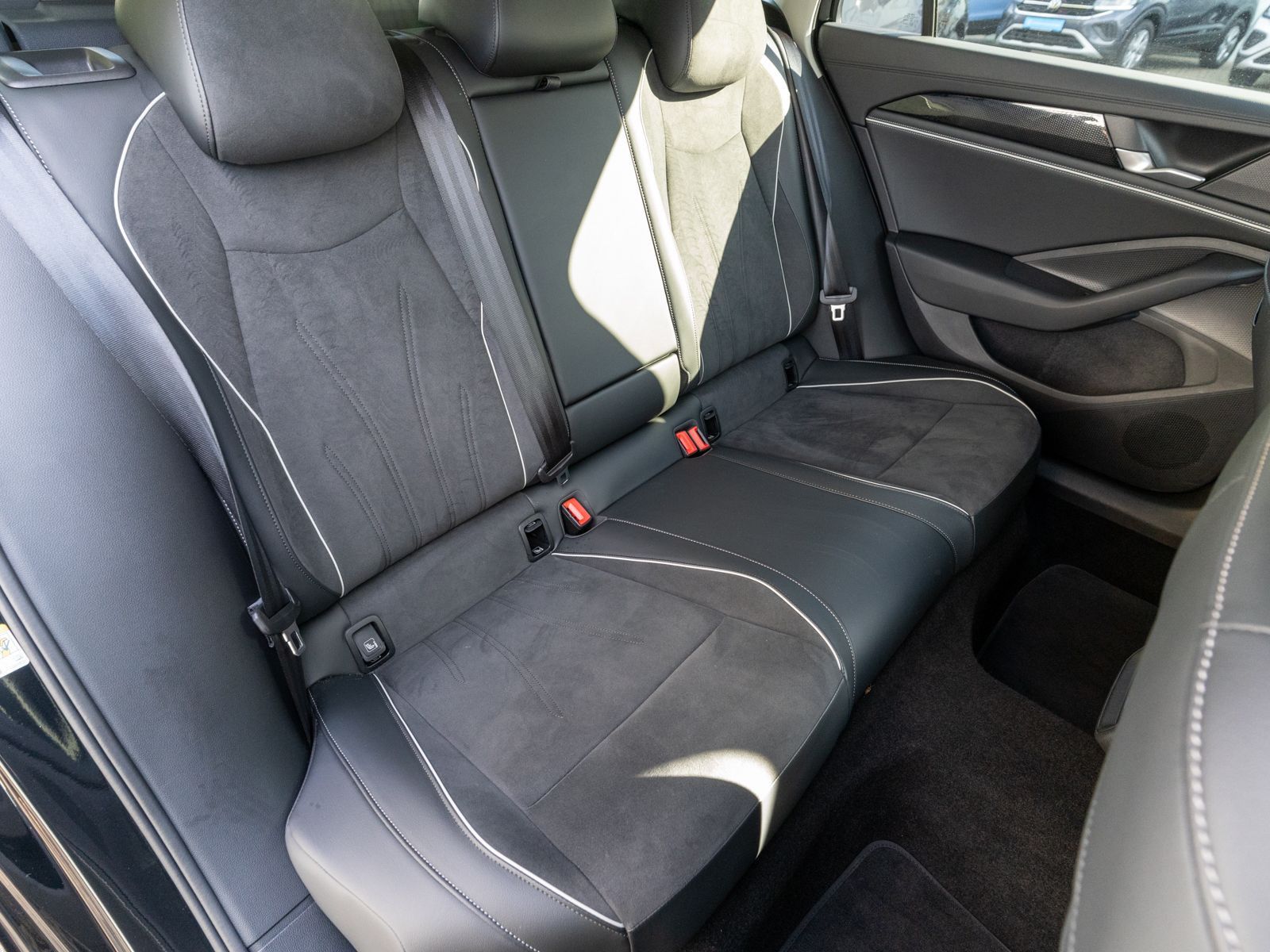 Fahrzeugabbildung Volkswagen Passat Business 1.5eTSI DSG LED 360° RFK AHK SHZ