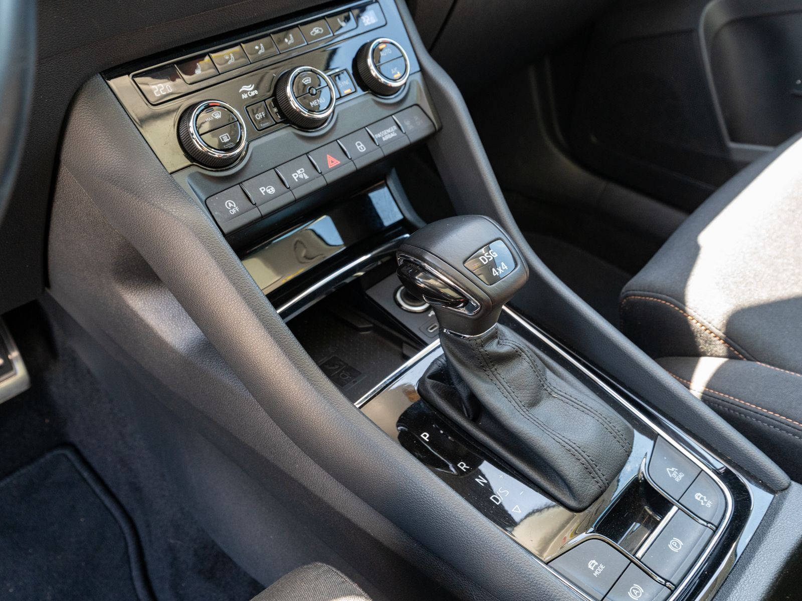 Fahrzeugabbildung SKODA Karoq Scout 2.0 TDI 4x4 DSG LED Navi PDC ACC AHK