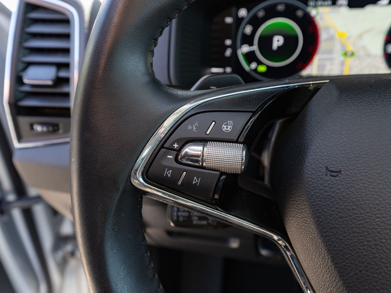 Fahrzeugabbildung SKODA Karoq Scout 2.0 TDI 4x4 DSG LED Navi PDC ACC AHK