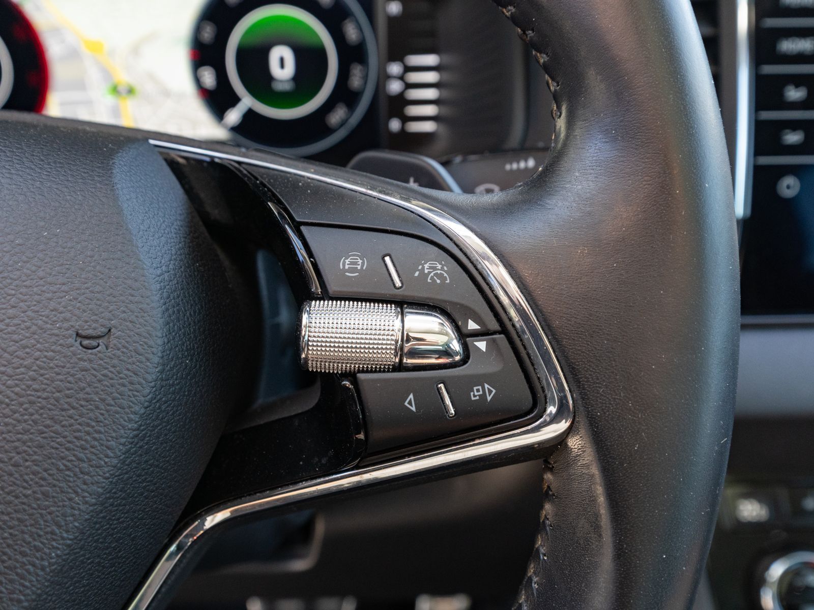 Fahrzeugabbildung SKODA Karoq Scout 2.0 TDI 4x4 DSG LED Navi PDC ACC AHK