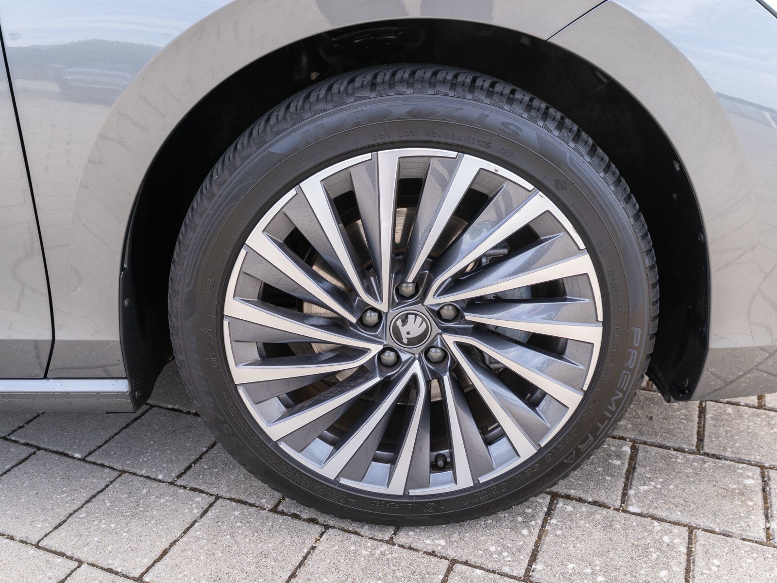 Fahrzeugabbildung SKODA Superb Combi L&K 2.0TDI DSG PANO LEDER HUD AHK