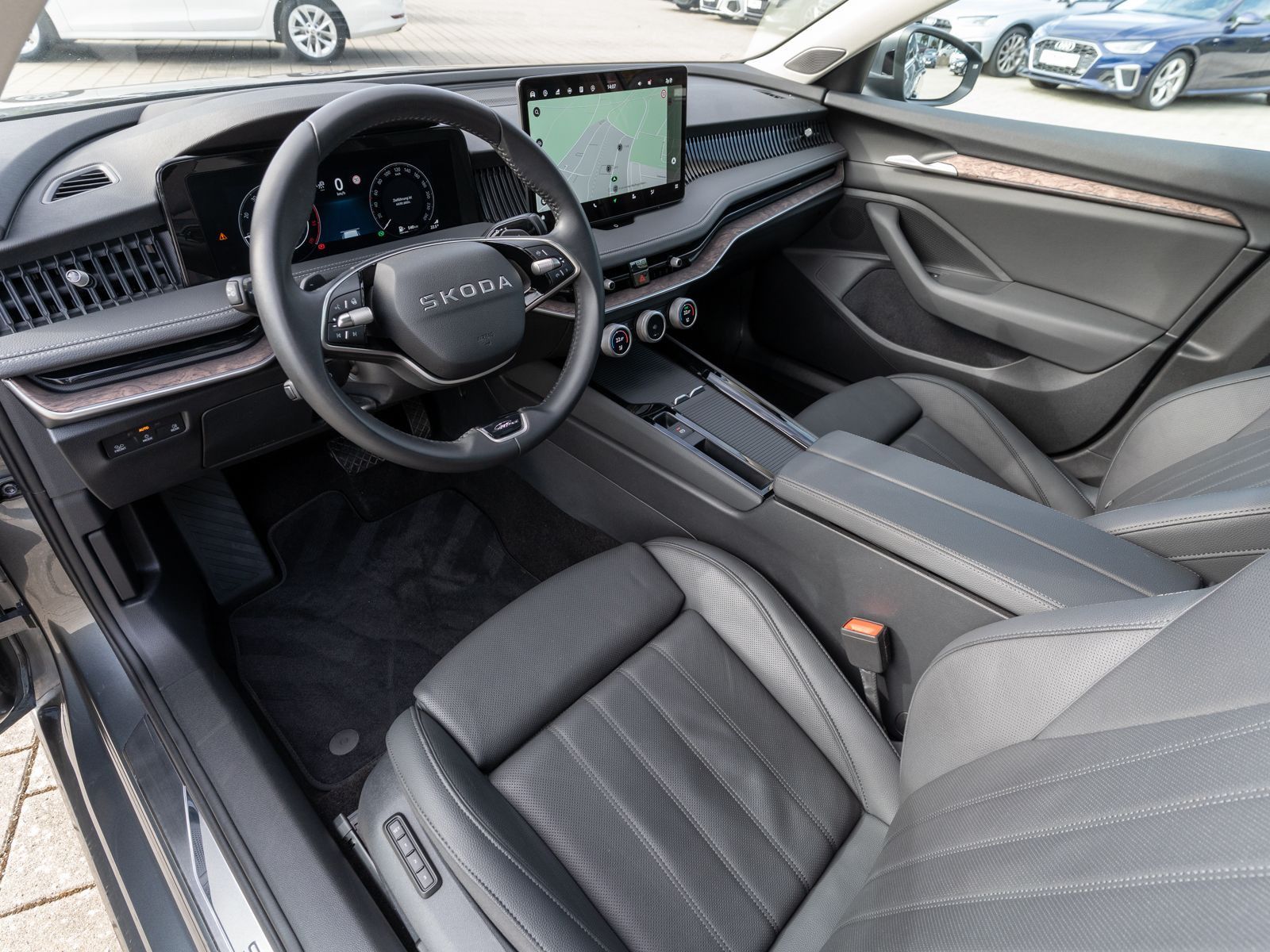 Fahrzeugabbildung SKODA Superb Combi L&K 2.0TDI DSG PANO LEDER HUD AHK