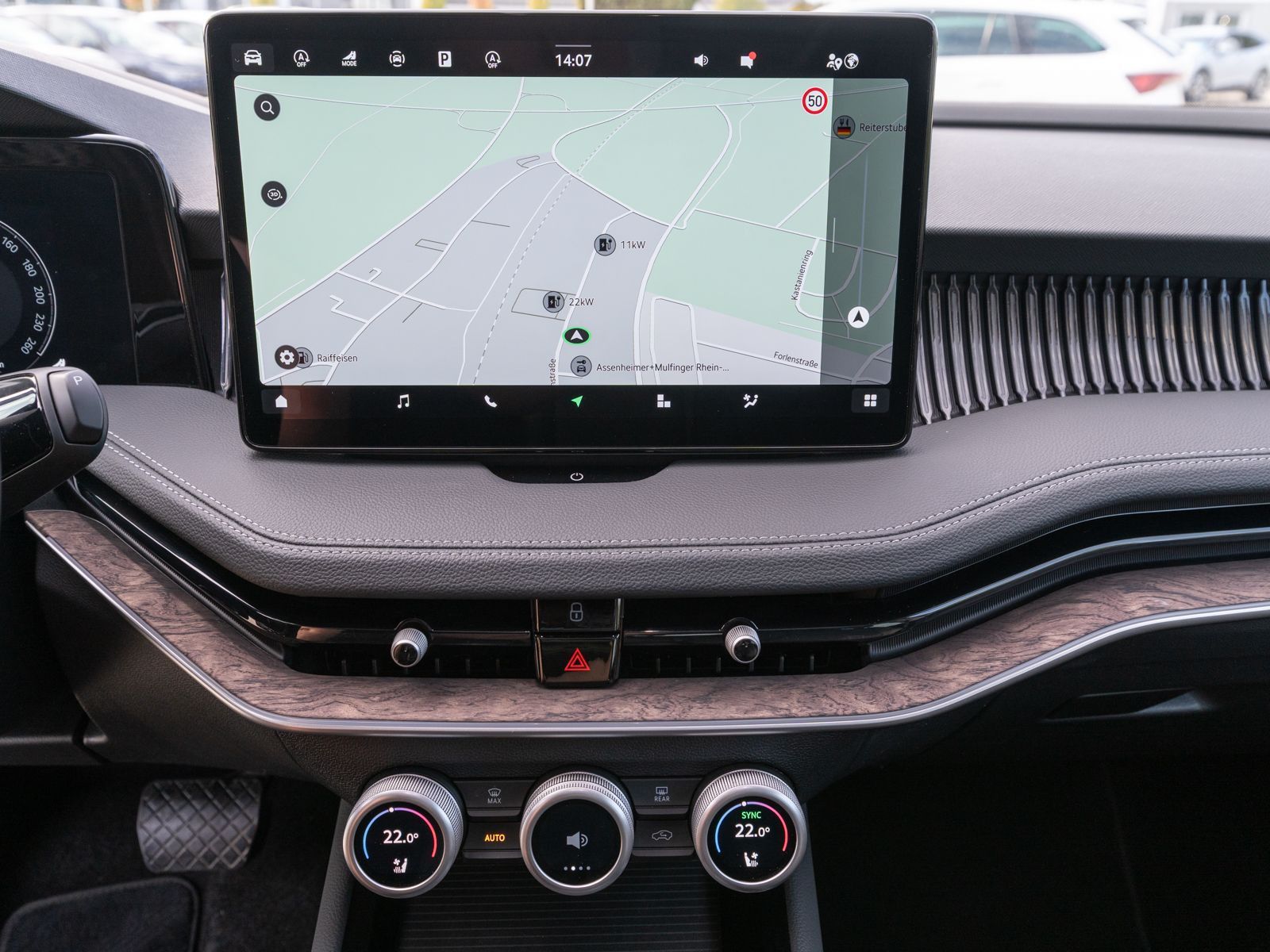 Fahrzeugabbildung SKODA Superb Combi L&K 2.0TDI DSG PANO LEDER HUD AHK