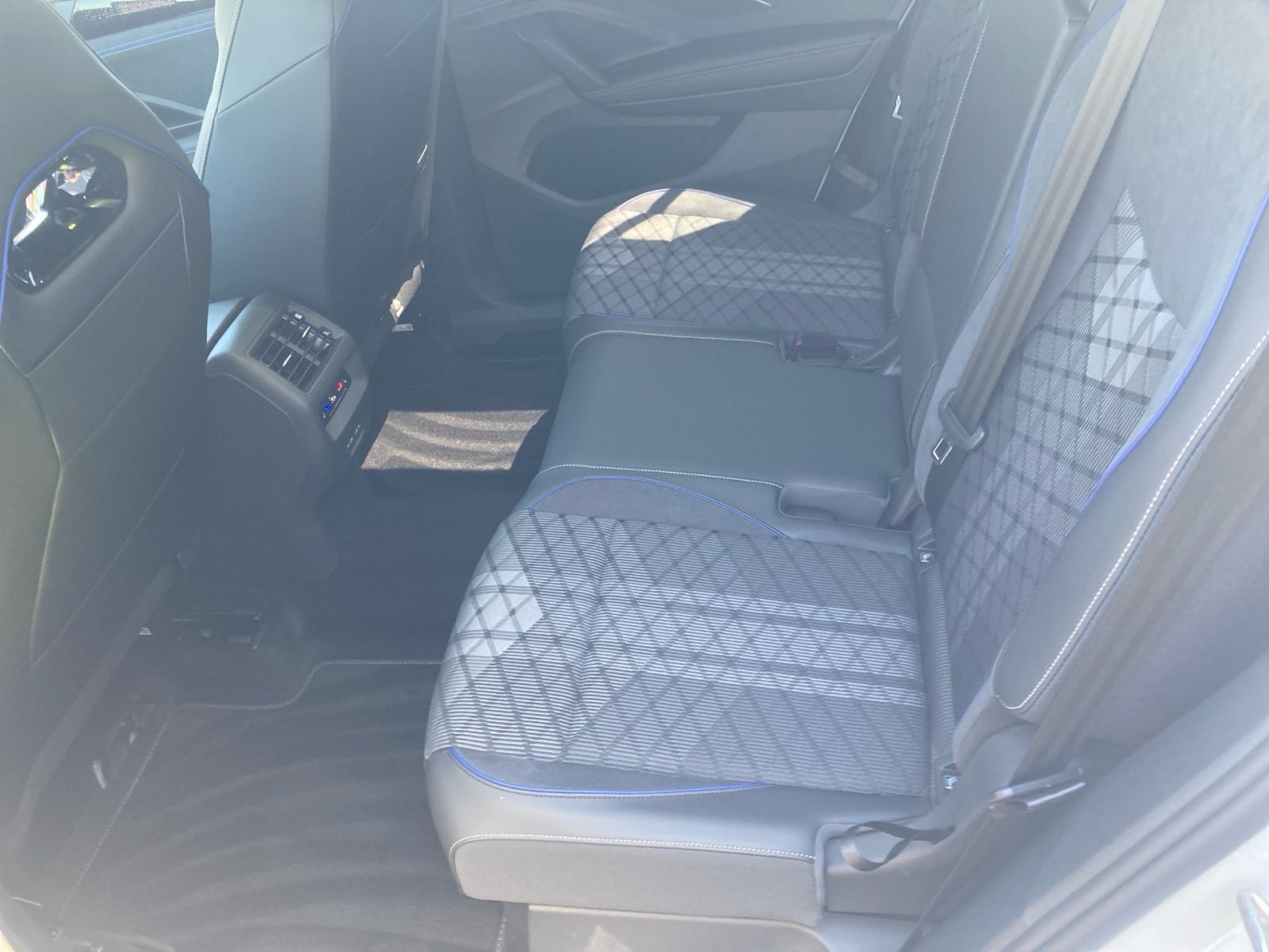 Fahrzeugabbildung Volkswagen Tayron R-Line 1,5Hybrid IQ.Drive Premium Nav AHK