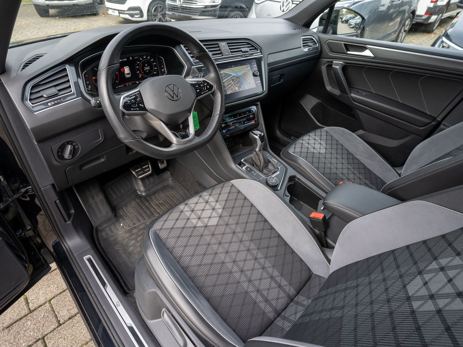Fahrzeugabbildung Volkswagen Tiguan Allspace R-Line 2.0TDI 7Sitz AHK RFK PANO