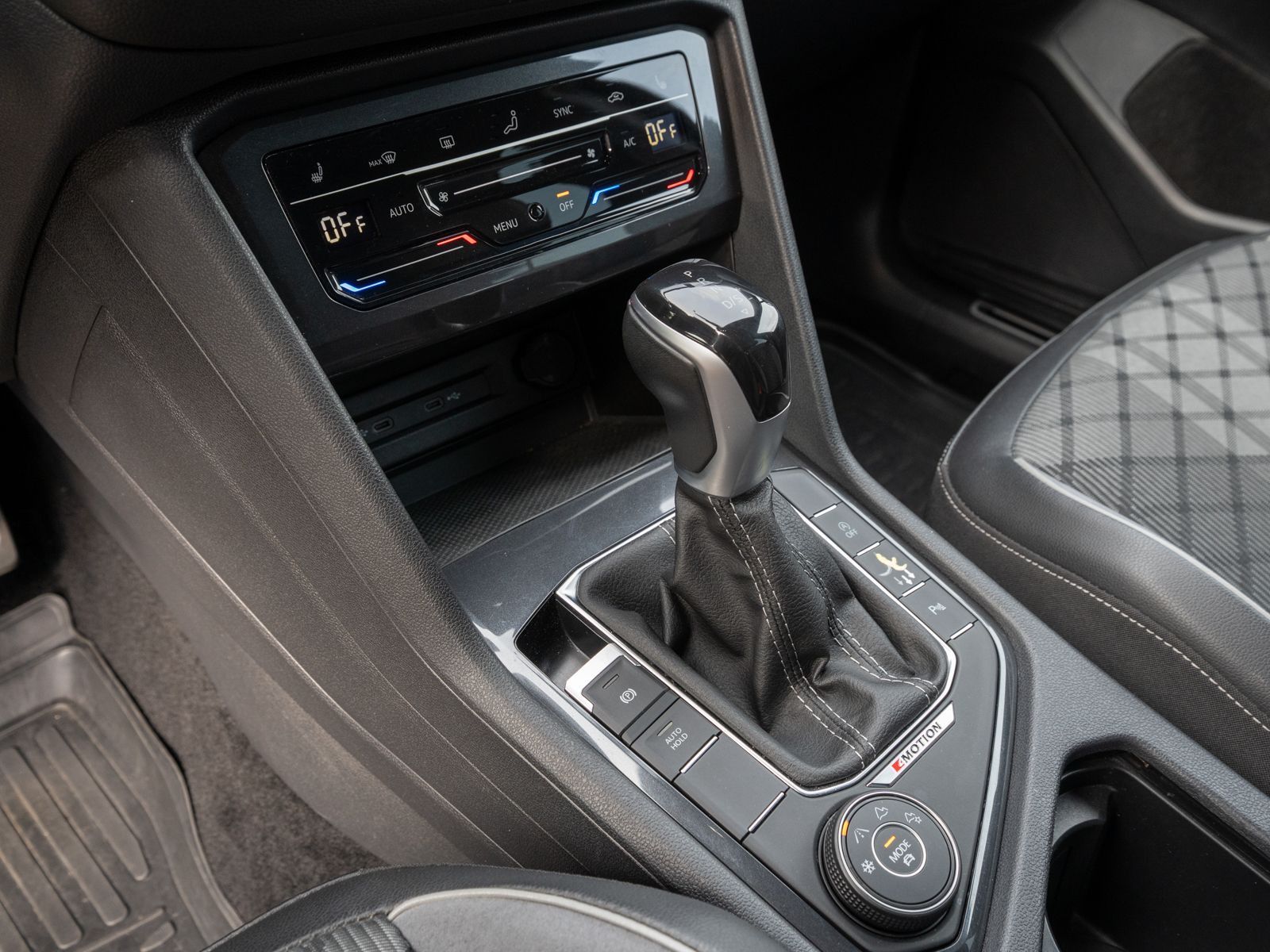 Fahrzeugabbildung Volkswagen Tiguan Allspace R-Line 2.0TDI 7Sitz AHK RFK PANO