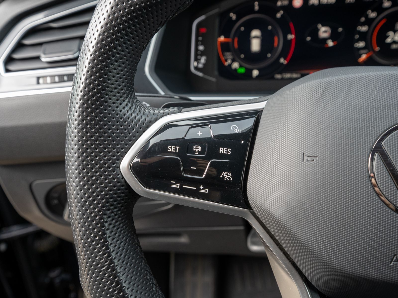 Fahrzeugabbildung Volkswagen Tiguan Allspace R-Line 2.0TDI 7Sitz AHK RFK PANO