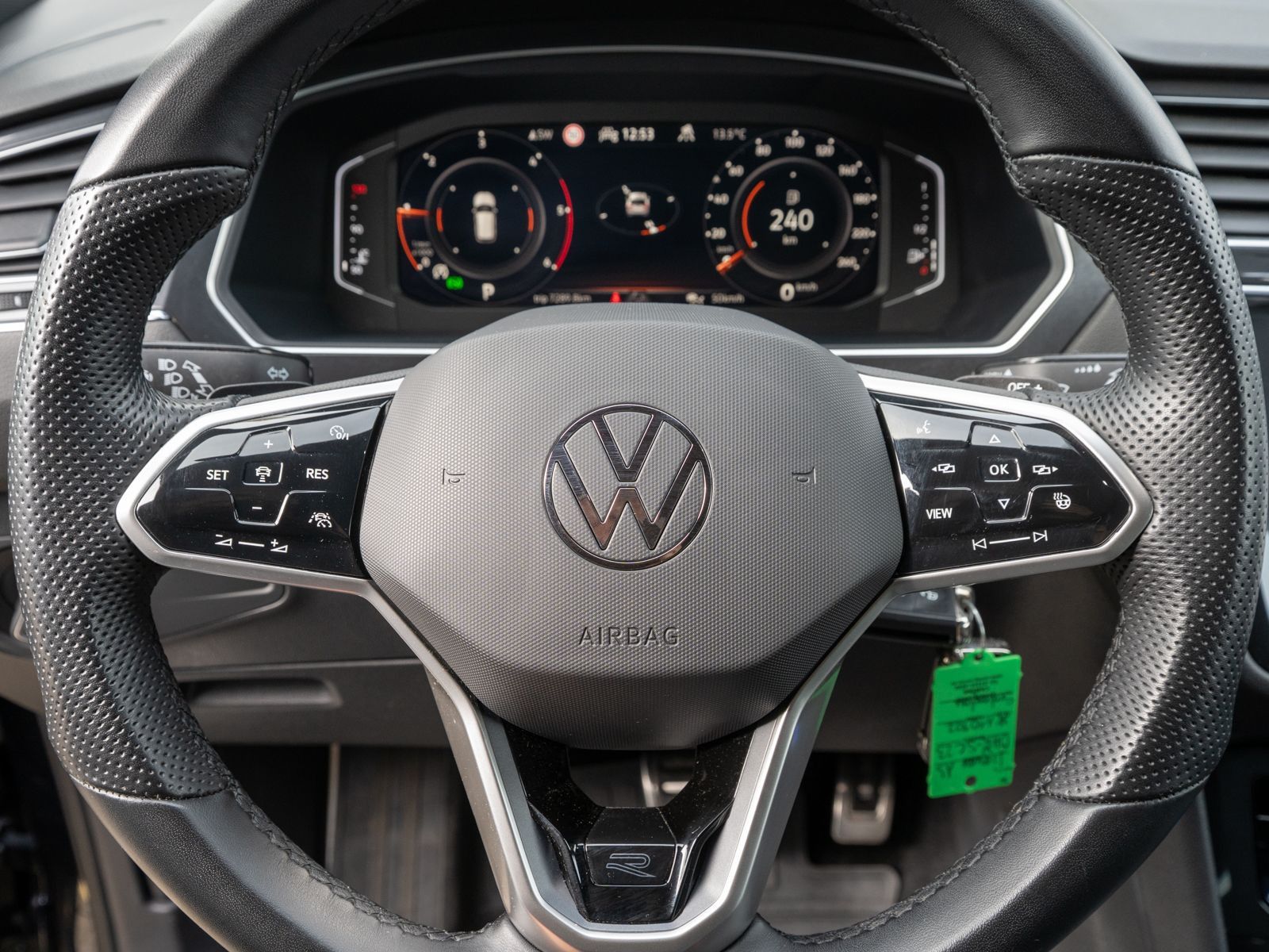 Fahrzeugabbildung Volkswagen Tiguan Allspace R-Line 2.0TDI 7Sitz AHK RFK PANO