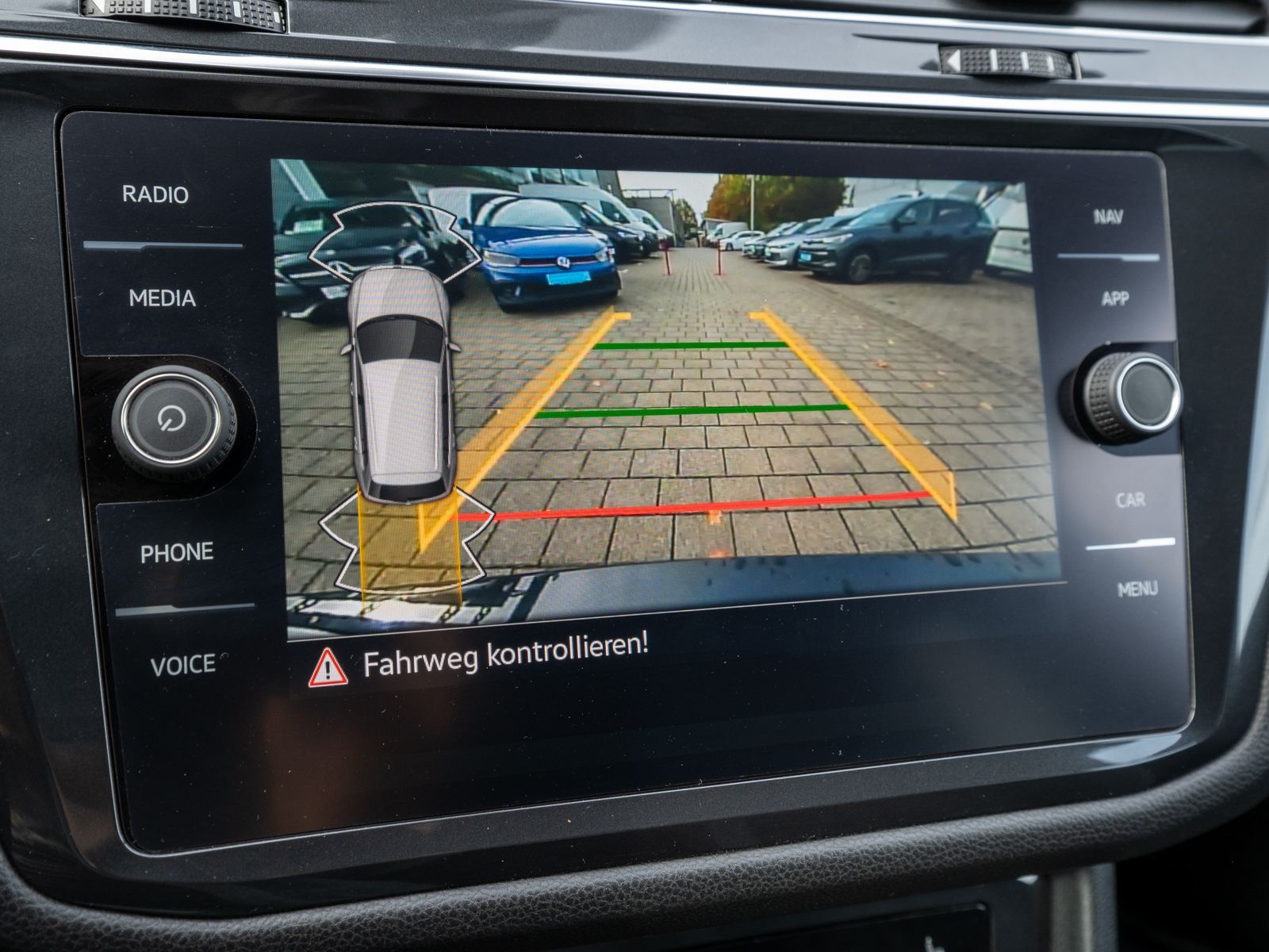 Fahrzeugabbildung Volkswagen Tiguan Allspace R-Line 2.0TDI 7Sitz AHK RFK PANO