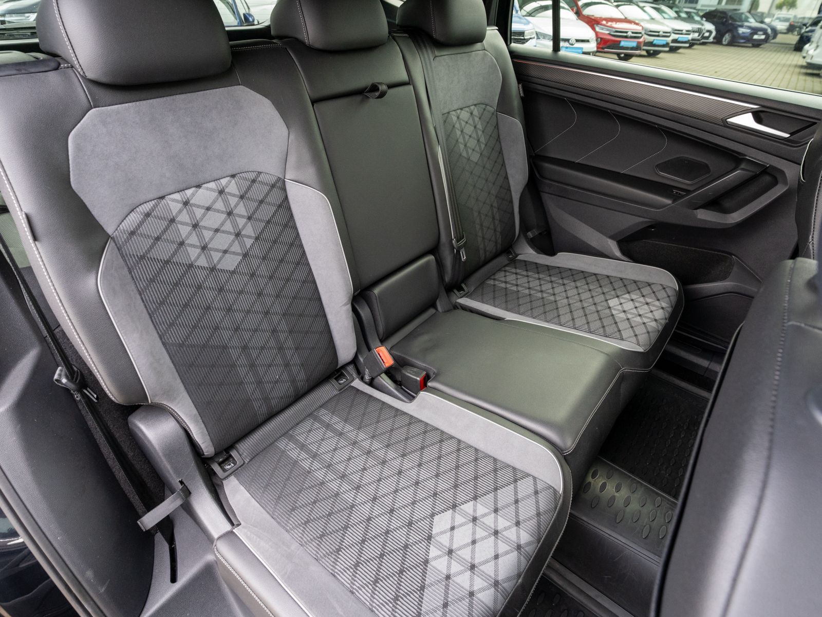 Fahrzeugabbildung Volkswagen Tiguan Allspace R-Line 2.0TDI 7Sitz AHK RFK PANO