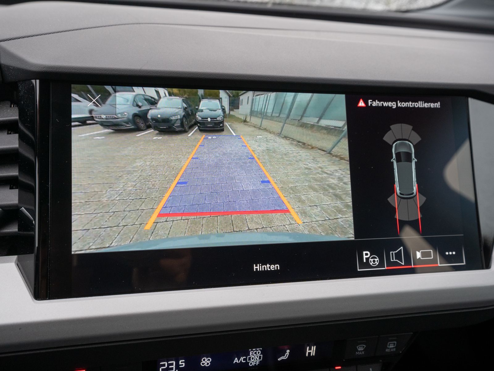 Fahrzeugabbildung Audi Q4 40 e-tron NAVI LED RFK GRA PDC SHZ ACC VC