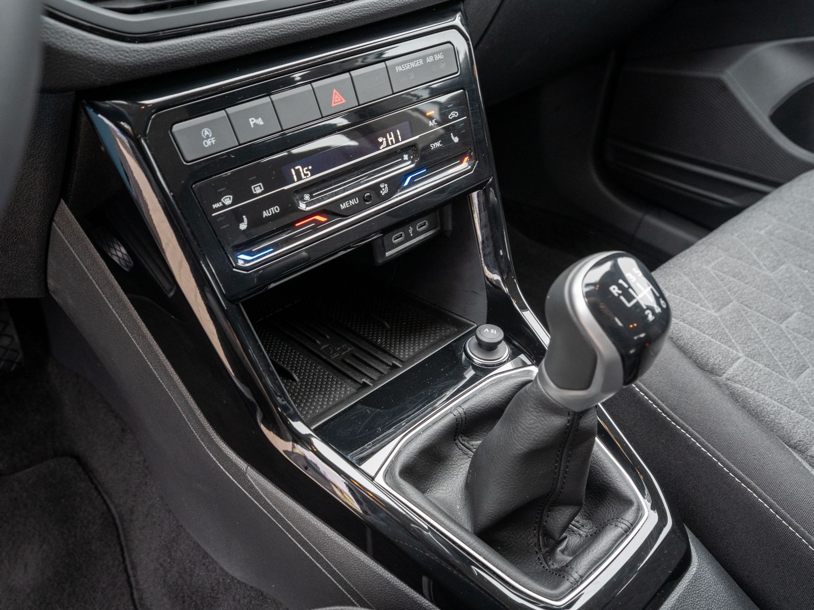 Fahrzeugabbildung Volkswagen T-Cross Life 1.0 TSI LED Navi ACC RFK PDC SHZ