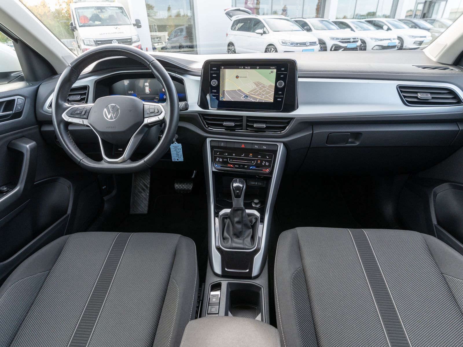 Fahrzeugabbildung Volkswagen T-Roc Life 1.5 TSI DSG LED Navi AHK ACC PDC SHZ