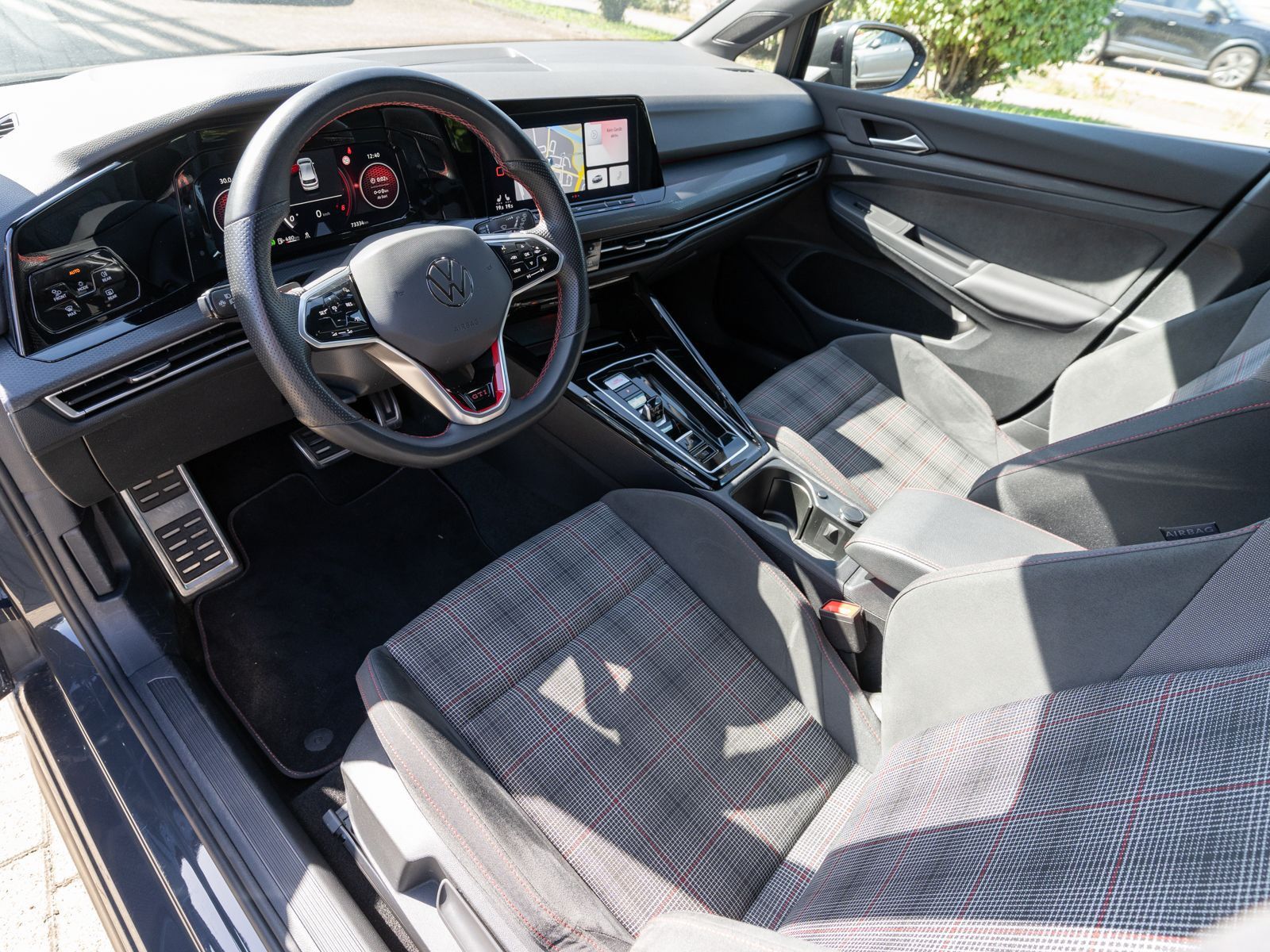 Fahrzeugabbildung Volkswagen Golf GTI 2.0 TSI DSG LED Navi ACC PANO RFK SHZ