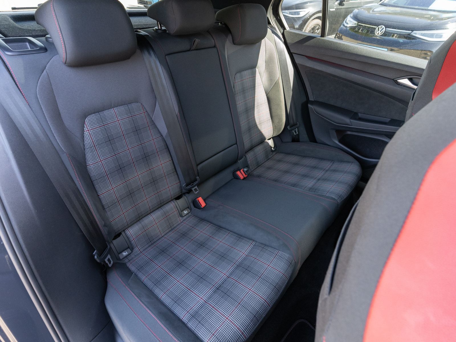 Fahrzeugabbildung Volkswagen Golf GTI 2.0 TSI DSG LED Navi ACC PANO RFK SHZ