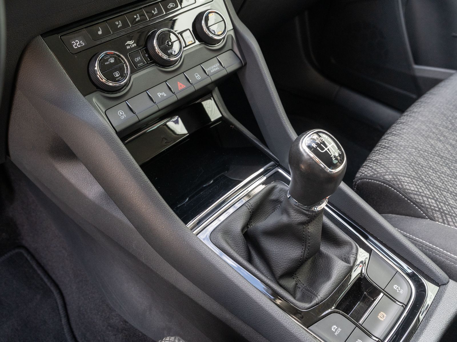 Fahrzeugabbildung SKODA Karoq Style 2.0 TDI LED Navi AHK RFK SHZ PDC