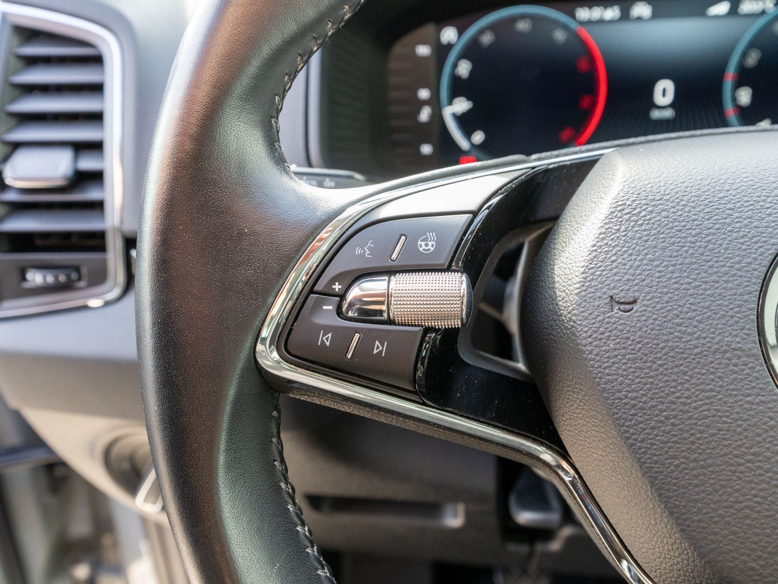 Fahrzeugabbildung SKODA Karoq Style 2.0 TDI LED Navi AHK RFK SHZ PDC
