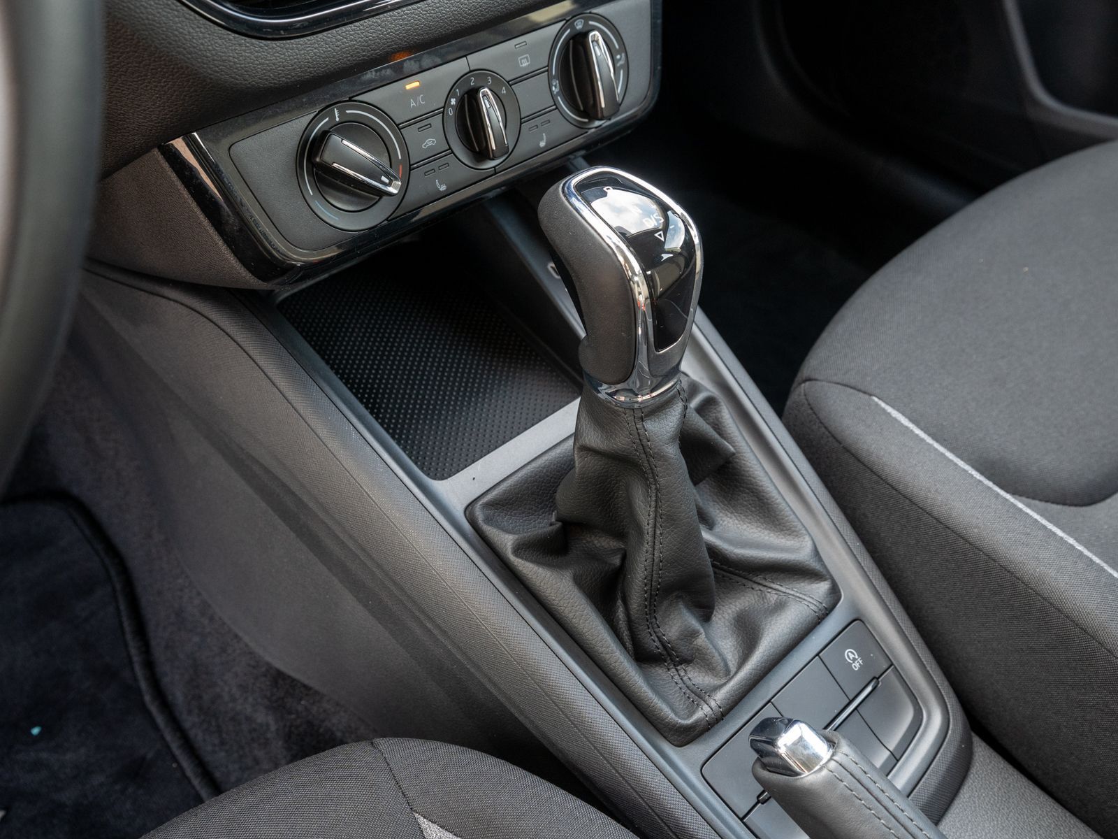 Fahrzeugabbildung SKODA Kamiq Essence 1.0 TSI DSG LED PDC SHZ AHK Vorb.