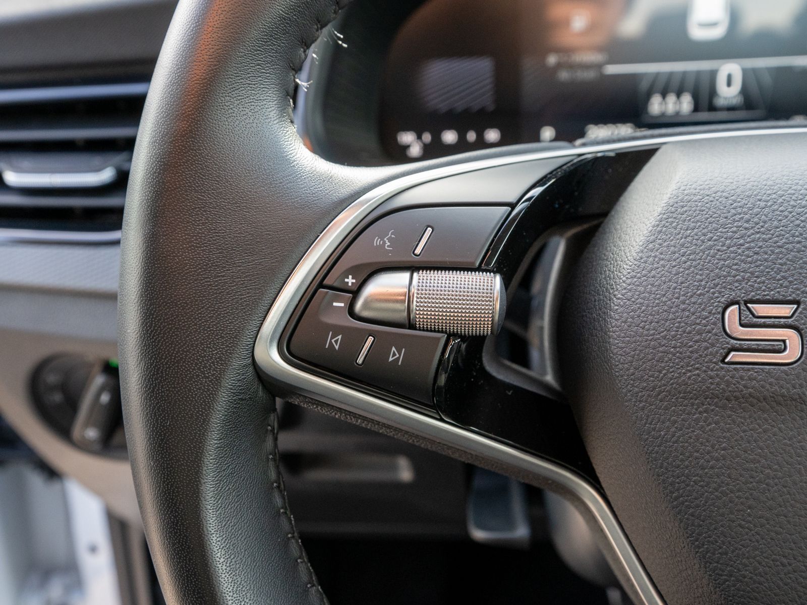 Fahrzeugabbildung SKODA Kamiq Essence 1.0 TSI DSG LED PDC SHZ AHK Vorb.