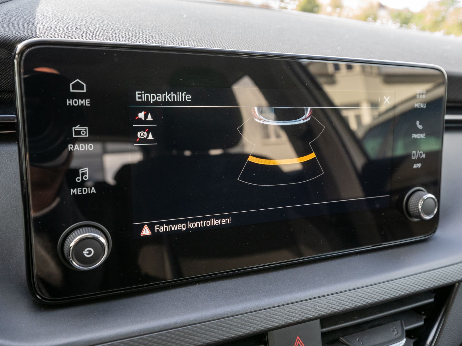 Fahrzeugabbildung SKODA Kamiq Essence 1.0 TSI DSG LED PDC SHZ AHK Vorb.