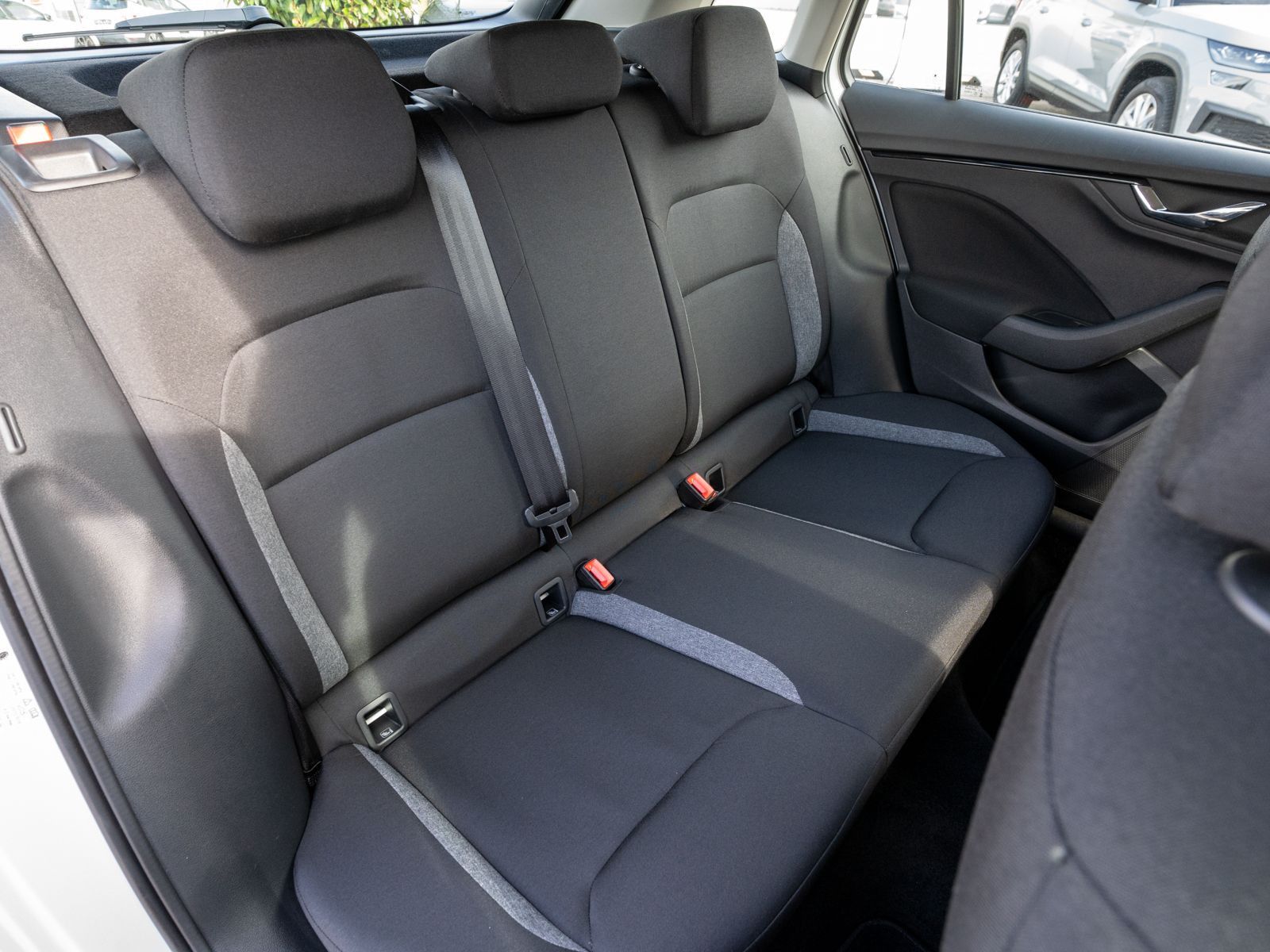 Fahrzeugabbildung SKODA Kamiq Essence 1.0 TSI DSG LED PDC SHZ AHK Vorb.