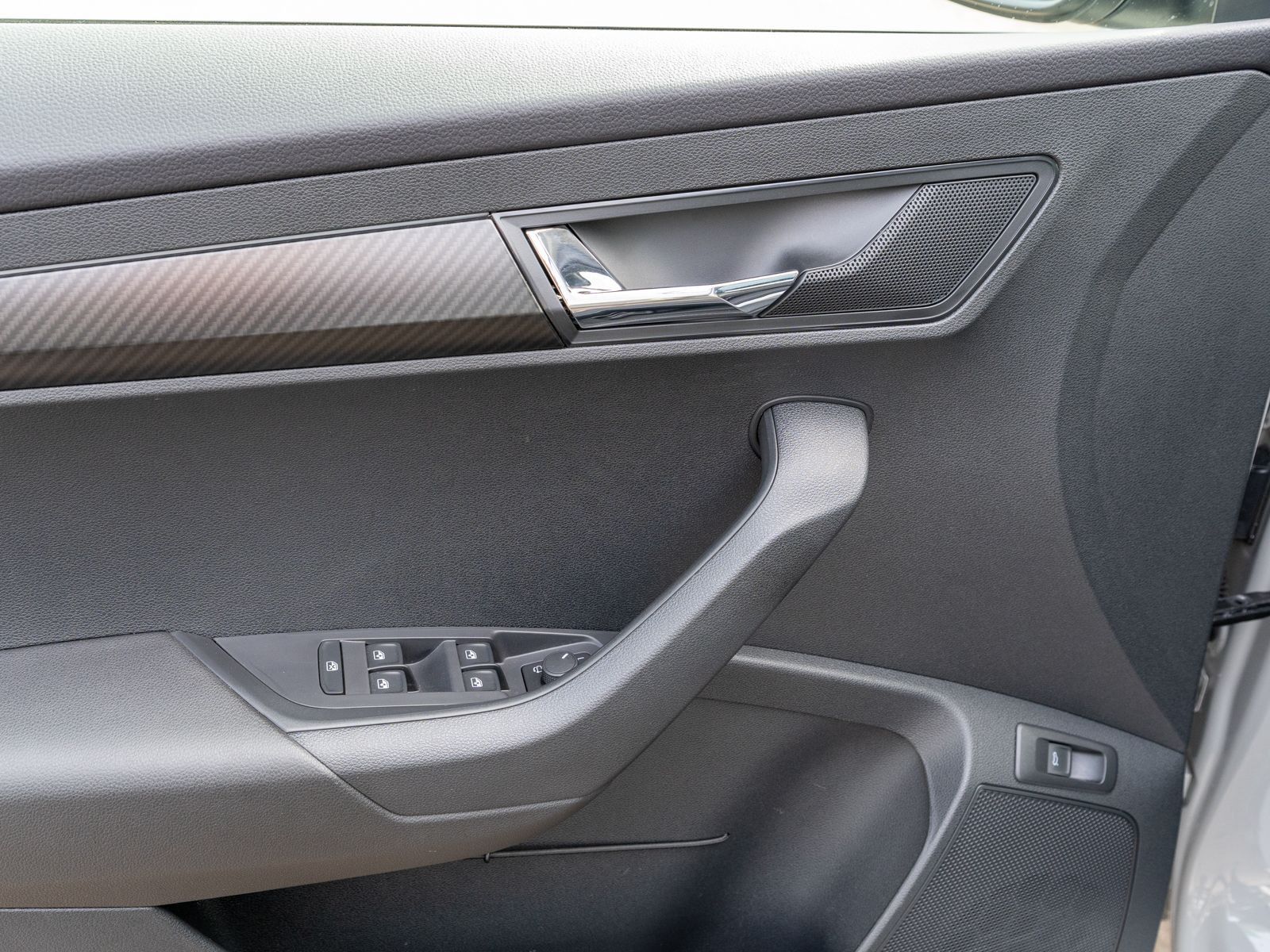 Fahrzeugabbildung SKODA Karoq Sportline 1,5 TSI NAVI PANO STDHZ AHK ACC