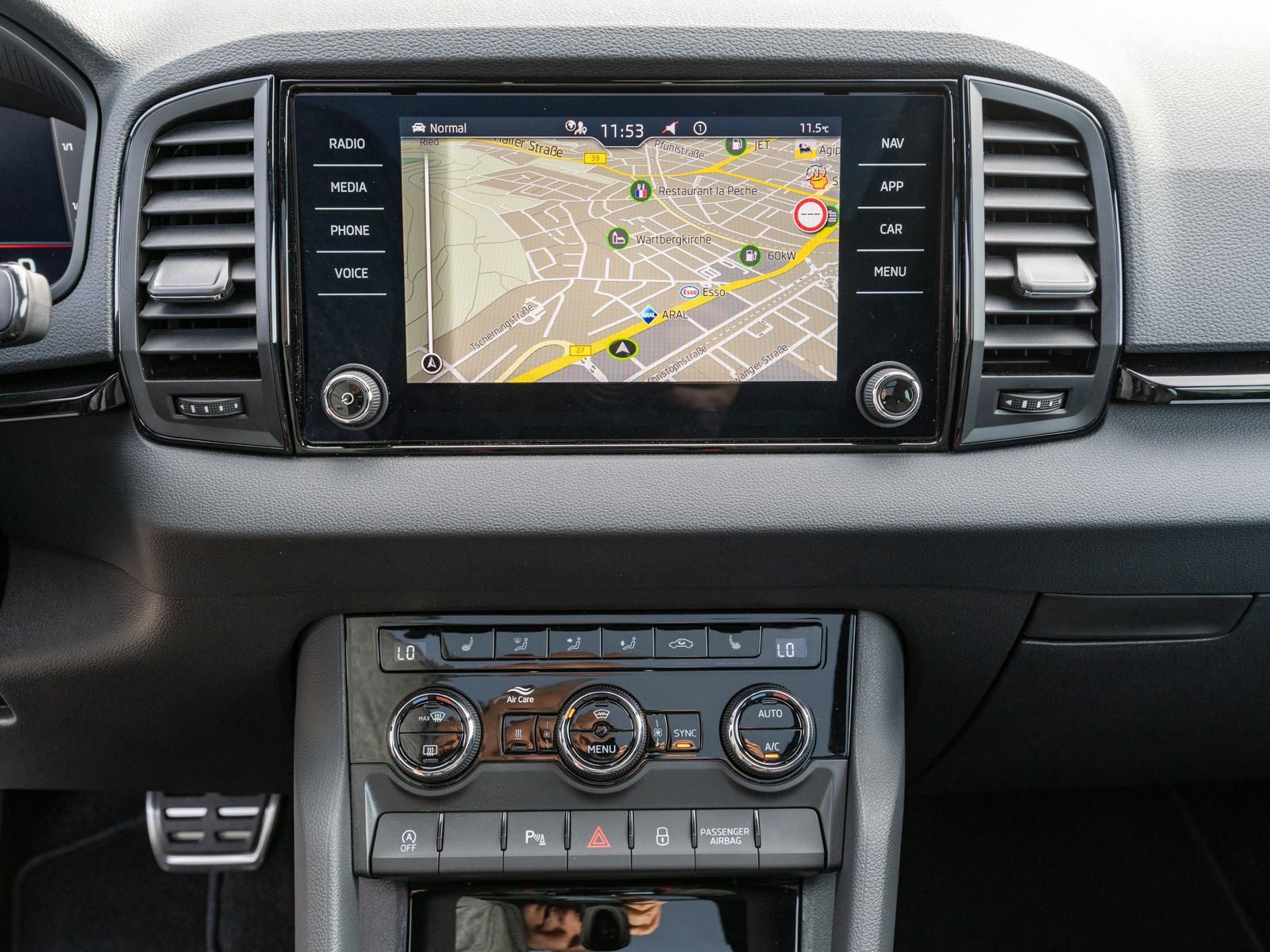 Fahrzeugabbildung SKODA Karoq Sportline 1,5 TSI NAVI PANO STDHZ AHK ACC