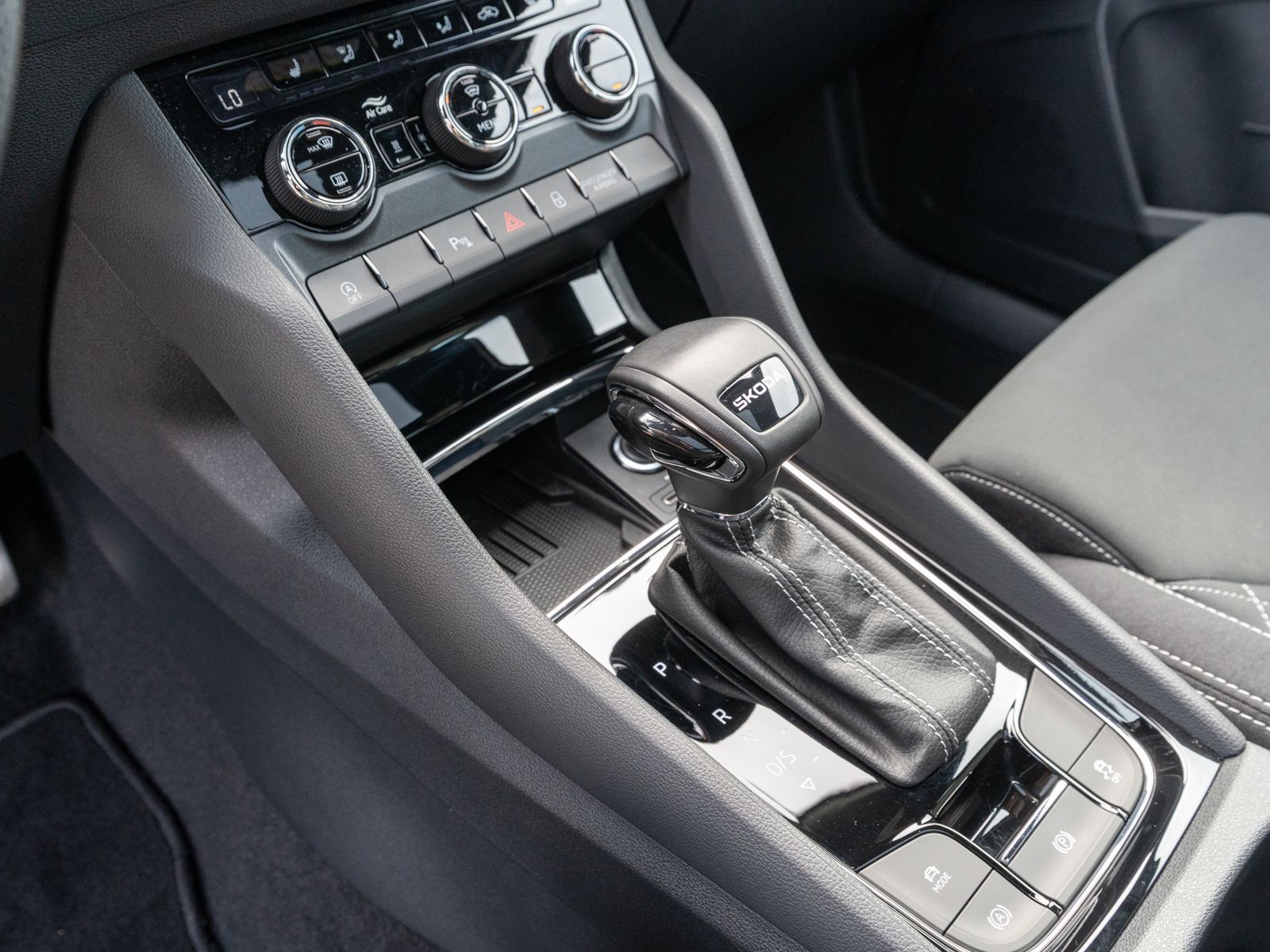 Fahrzeugabbildung SKODA Karoq Sportline 1,5 TSI NAVI PANO STDHZ AHK ACC
