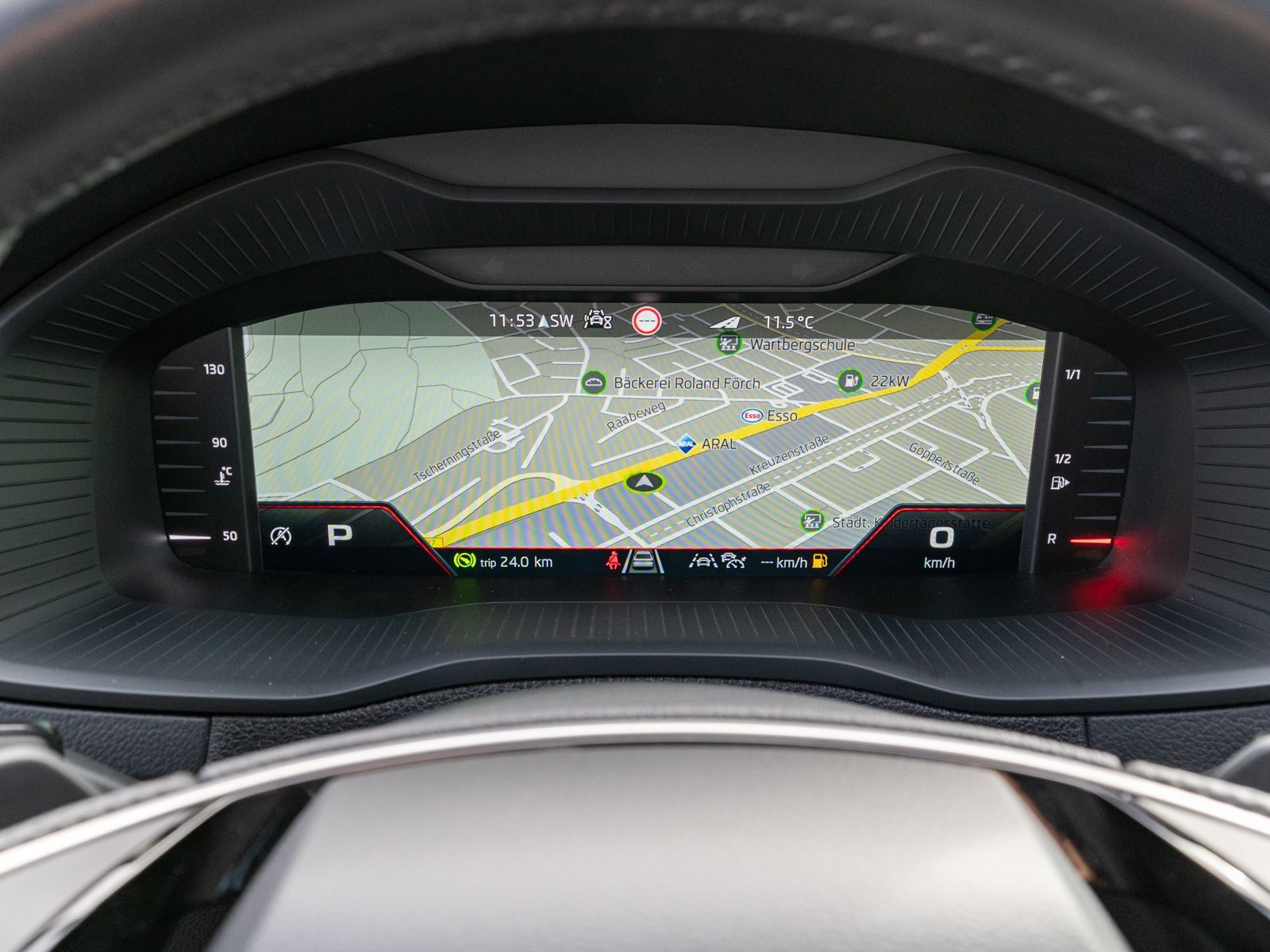 Fahrzeugabbildung SKODA Karoq Sportline 1,5 TSI NAVI PANO STDHZ AHK ACC