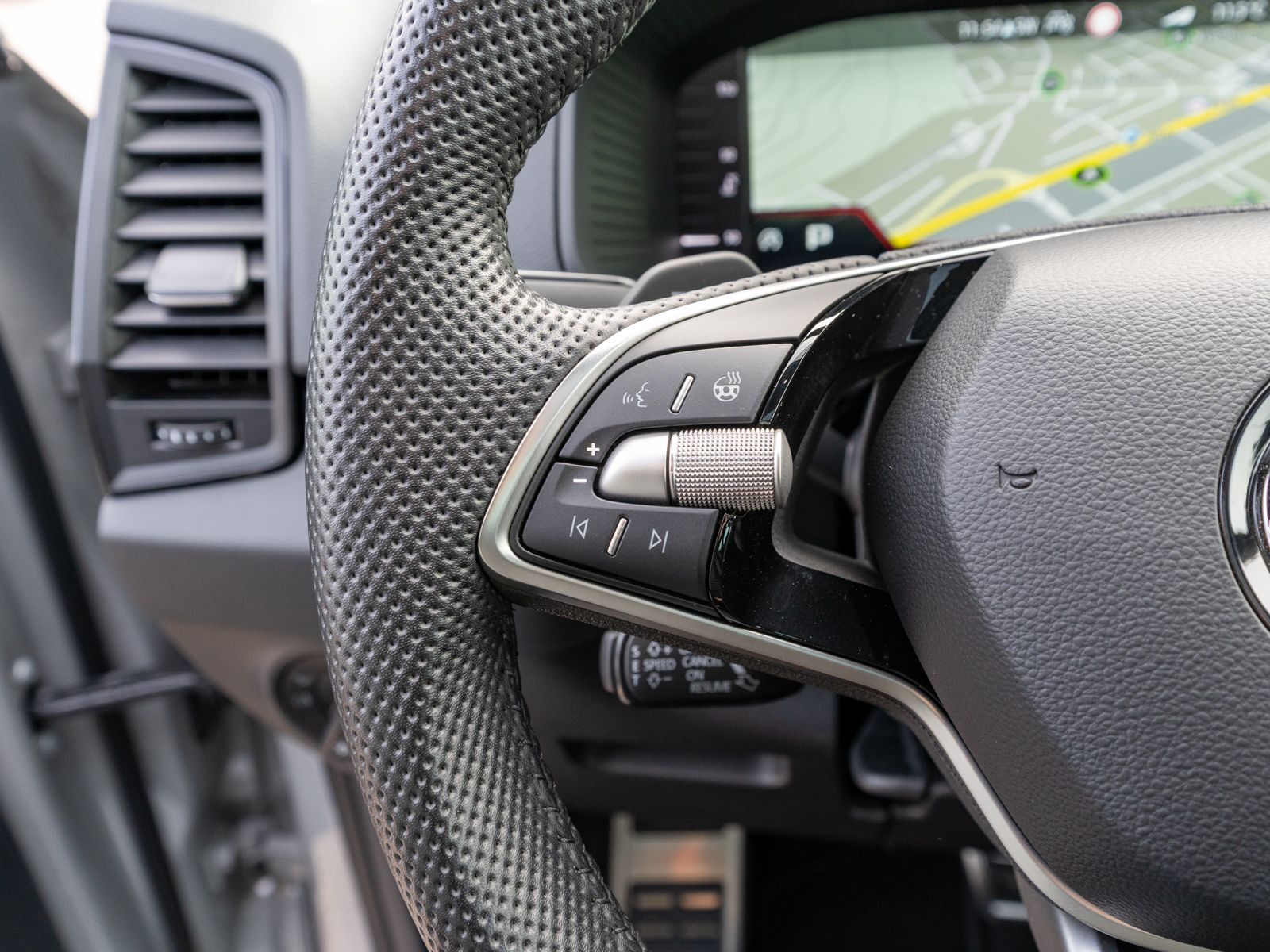 Fahrzeugabbildung SKODA Karoq Sportline 1,5 TSI NAVI PANO STDHZ AHK ACC