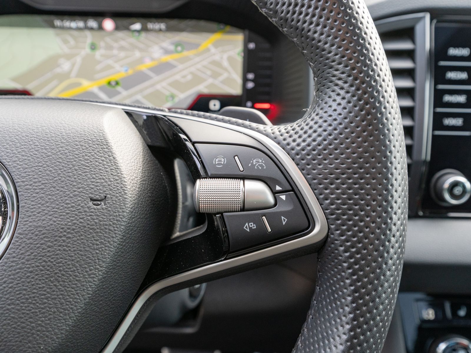 Fahrzeugabbildung SKODA Karoq Sportline 1,5 TSI NAVI PANO STDHZ AHK ACC