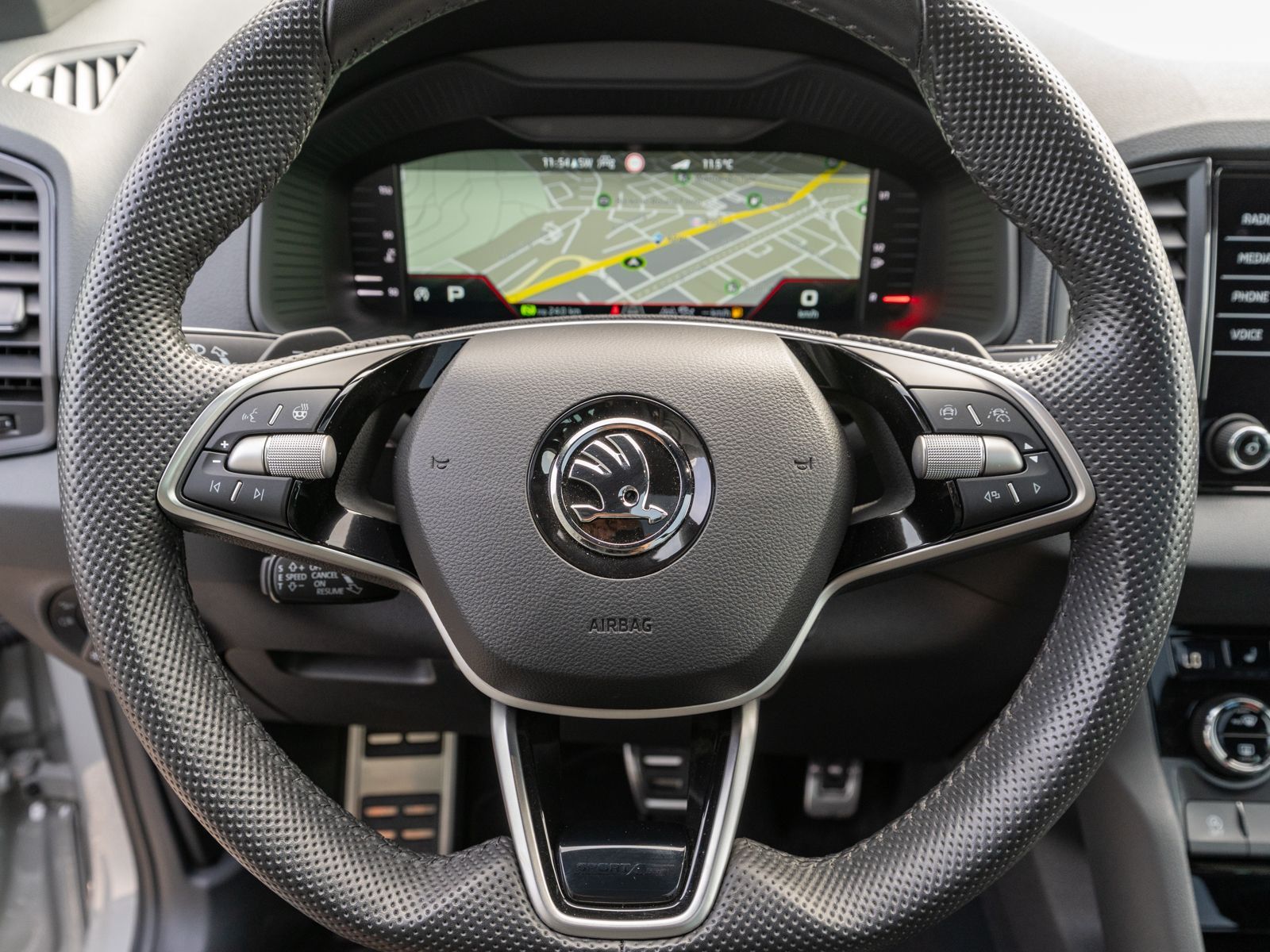 Fahrzeugabbildung SKODA Karoq Sportline 1,5 TSI NAVI PANO STDHZ AHK ACC