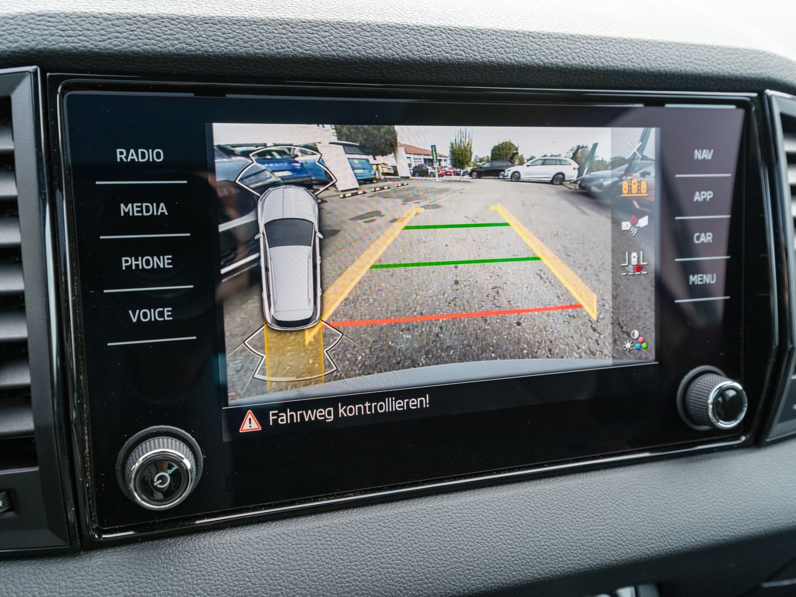 Fahrzeugabbildung SKODA Karoq Sportline 1,5 TSI NAVI PANO STDHZ AHK ACC