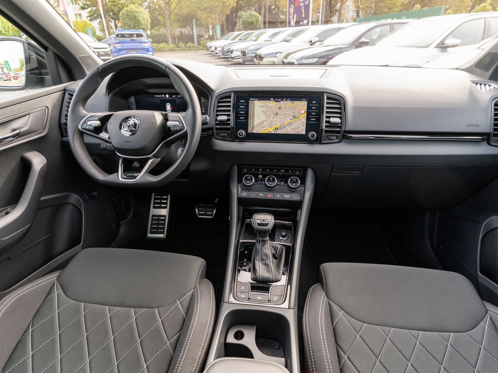 Fahrzeugabbildung SKODA Karoq Sportline 1,5 TSI NAVI PANO STDHZ AHK ACC