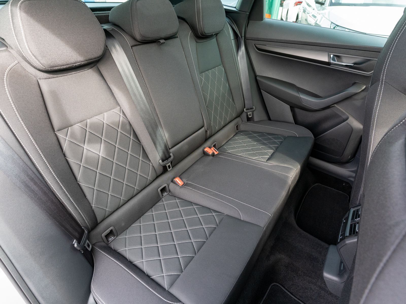 Fahrzeugabbildung SKODA Karoq Sportline 1,5 TSI NAVI PANO STDHZ AHK ACC